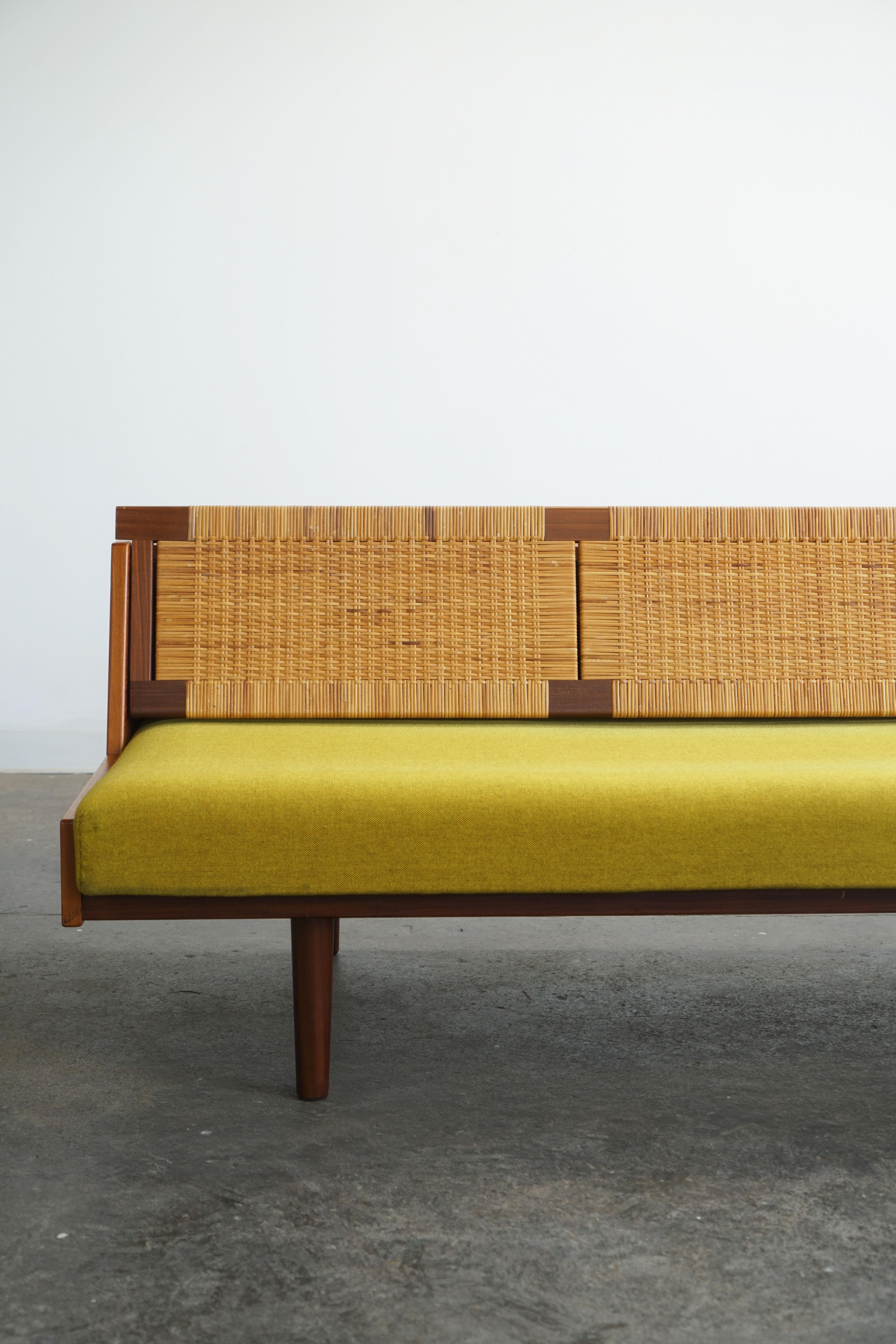 Mid-20th Century Hans Wegner Sofa Daybed Model GE7 in Teak and Cane 1960's for Getama For Sale