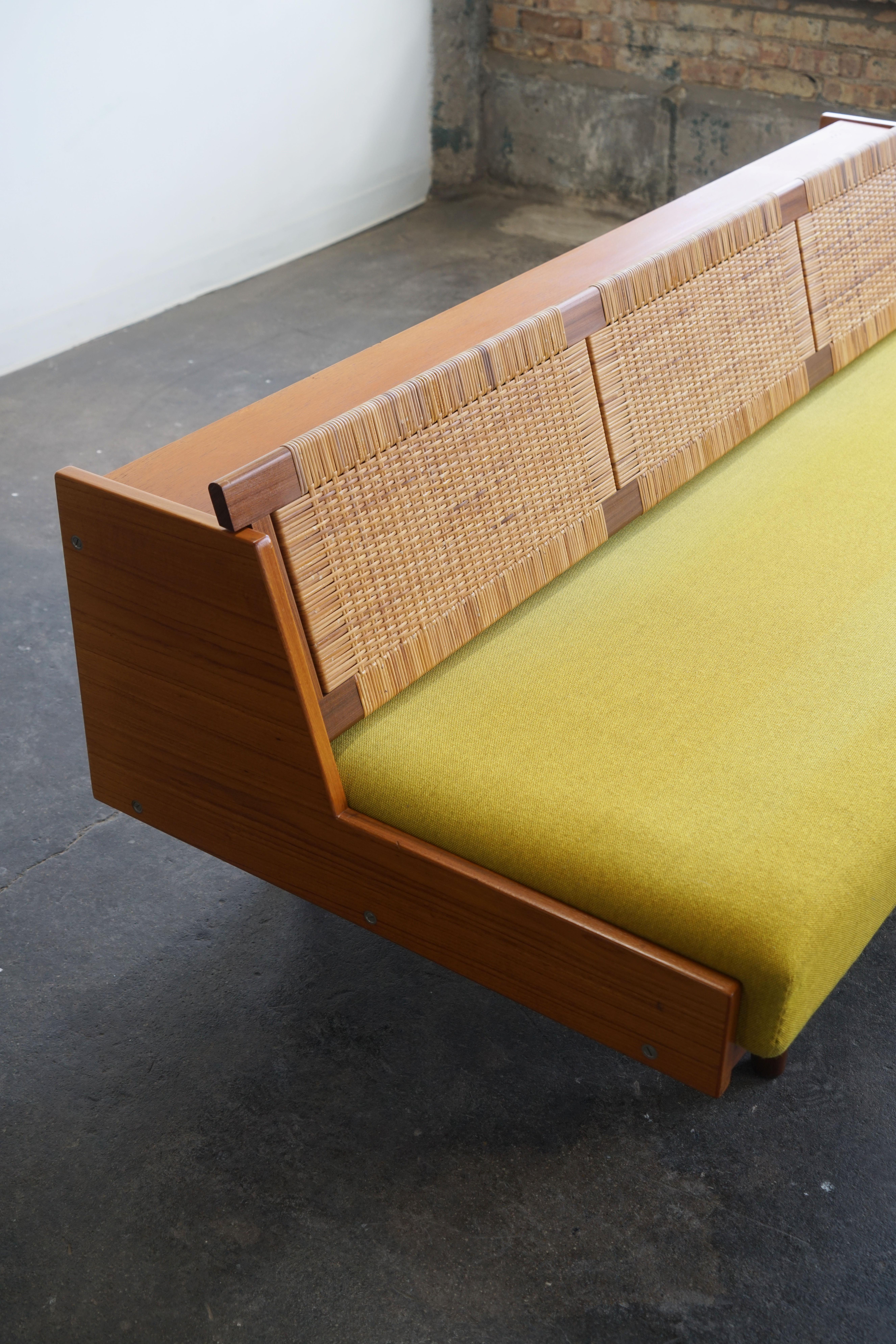 Hans Wegner Sofa-Tagesbett Modell GE7 aus Teakholz und Schilfrohr 1960er Jahre für Getama (Gehstock) im Angebot