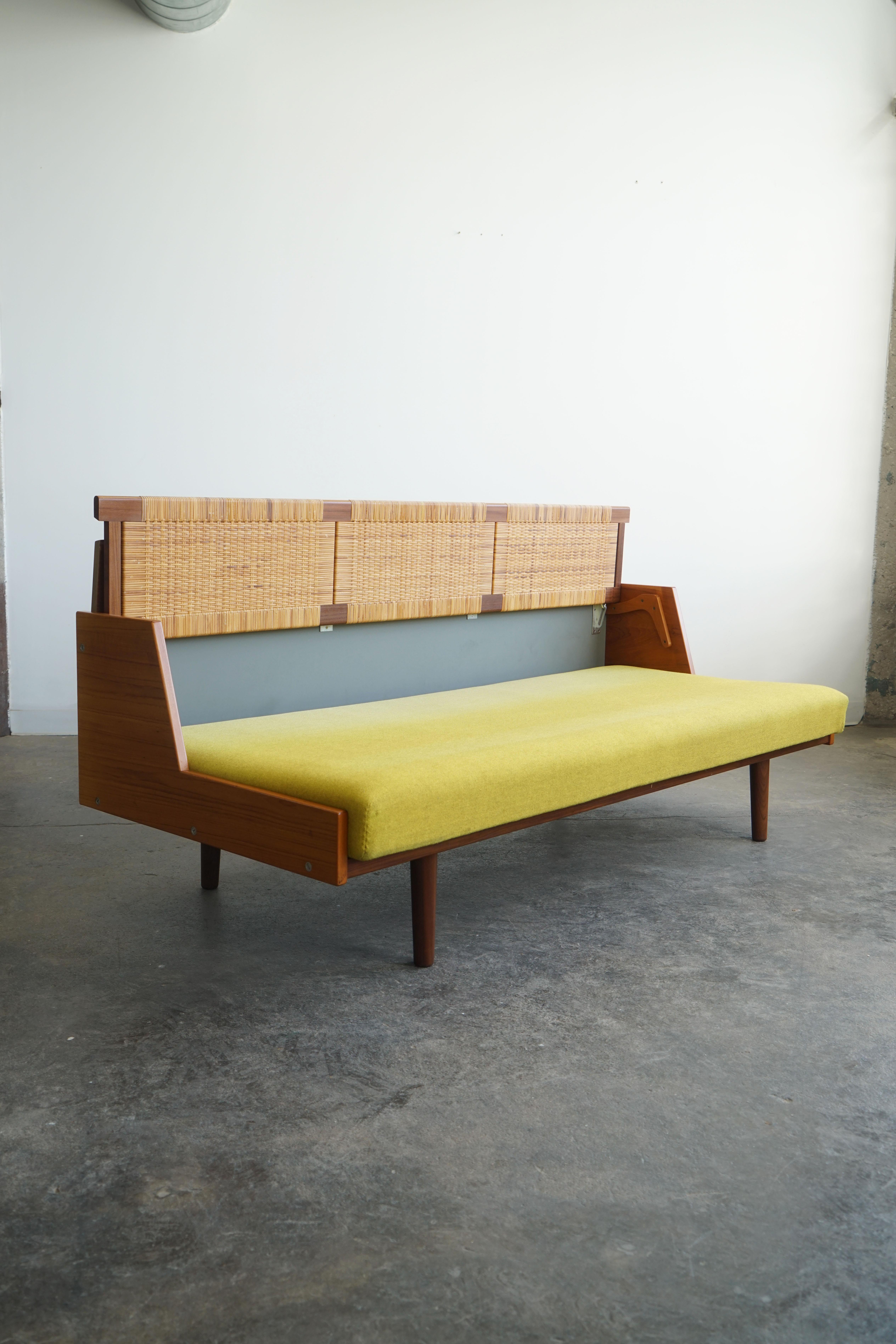 Hans Wegner Sofa Daybed Model GE7 in Teak and Cane 1960's for Getama For Sale 4