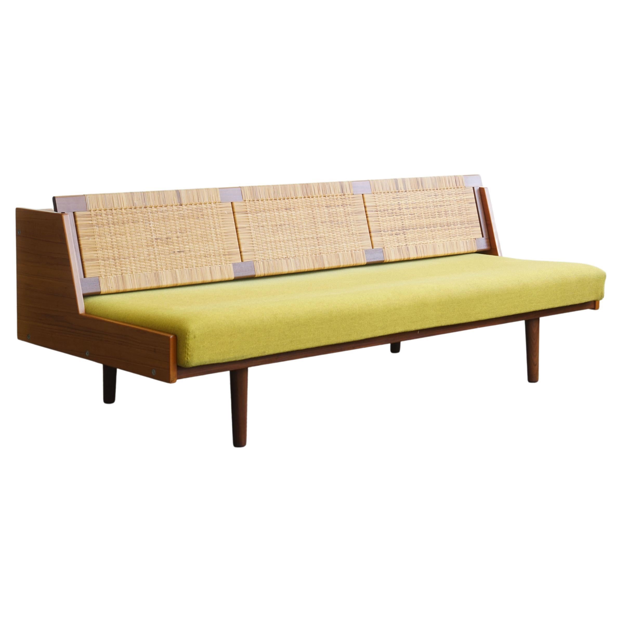 Hans Wegner Sofa Daybed Model GE7 in Teak and Cane 1960's for Getama For Sale