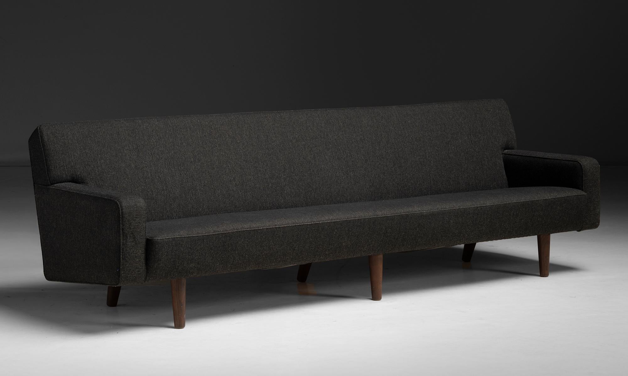 Danimarca, 1950
Divano modello 'AP33' con gambe in teak di Hans Wegner per A.P. Stolen, imbottito in lana.
100 