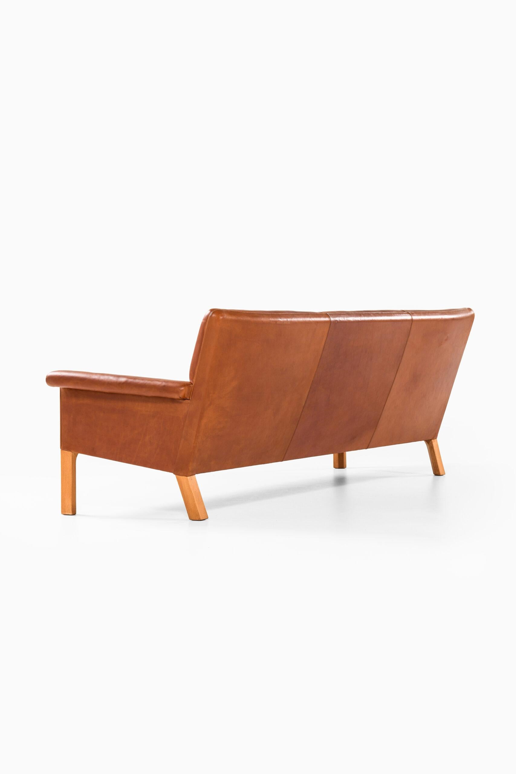 Hans Wegner Sofa Modell AP-64 Hergestellt von AP-Stolen in Dänemark im Angebot 8