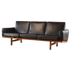 Divano Hans Wegner modello GE-236/3 in pelle nera prodotto da GETAMA in Danimarca