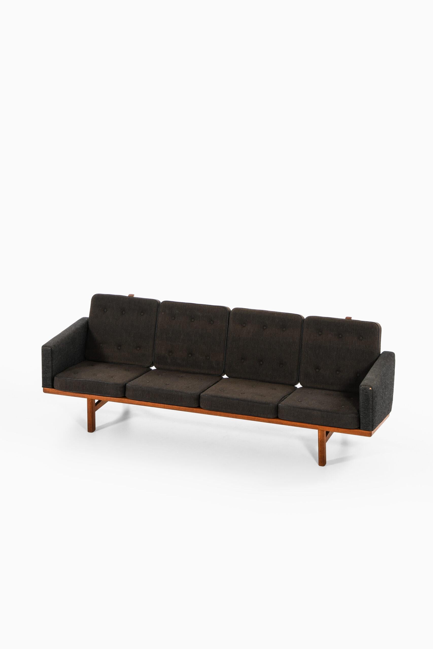 Rare sofa model GE-236/4 designed by Hans Wegner. Produced by GETAMA in Denmark.