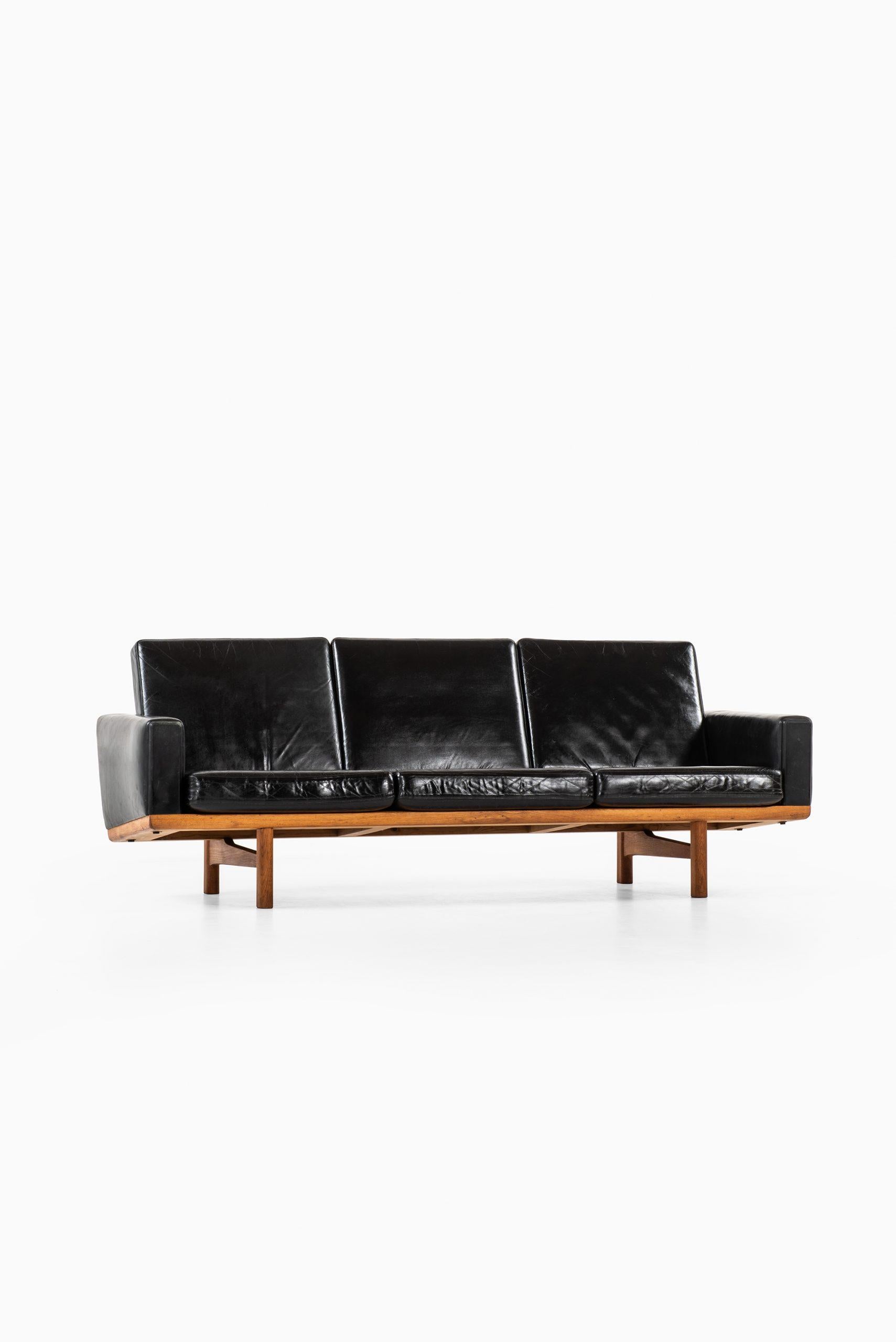 Rare sofa model GE-236 designed by Hans Wegner. Produced by GETAMA in Denmark.