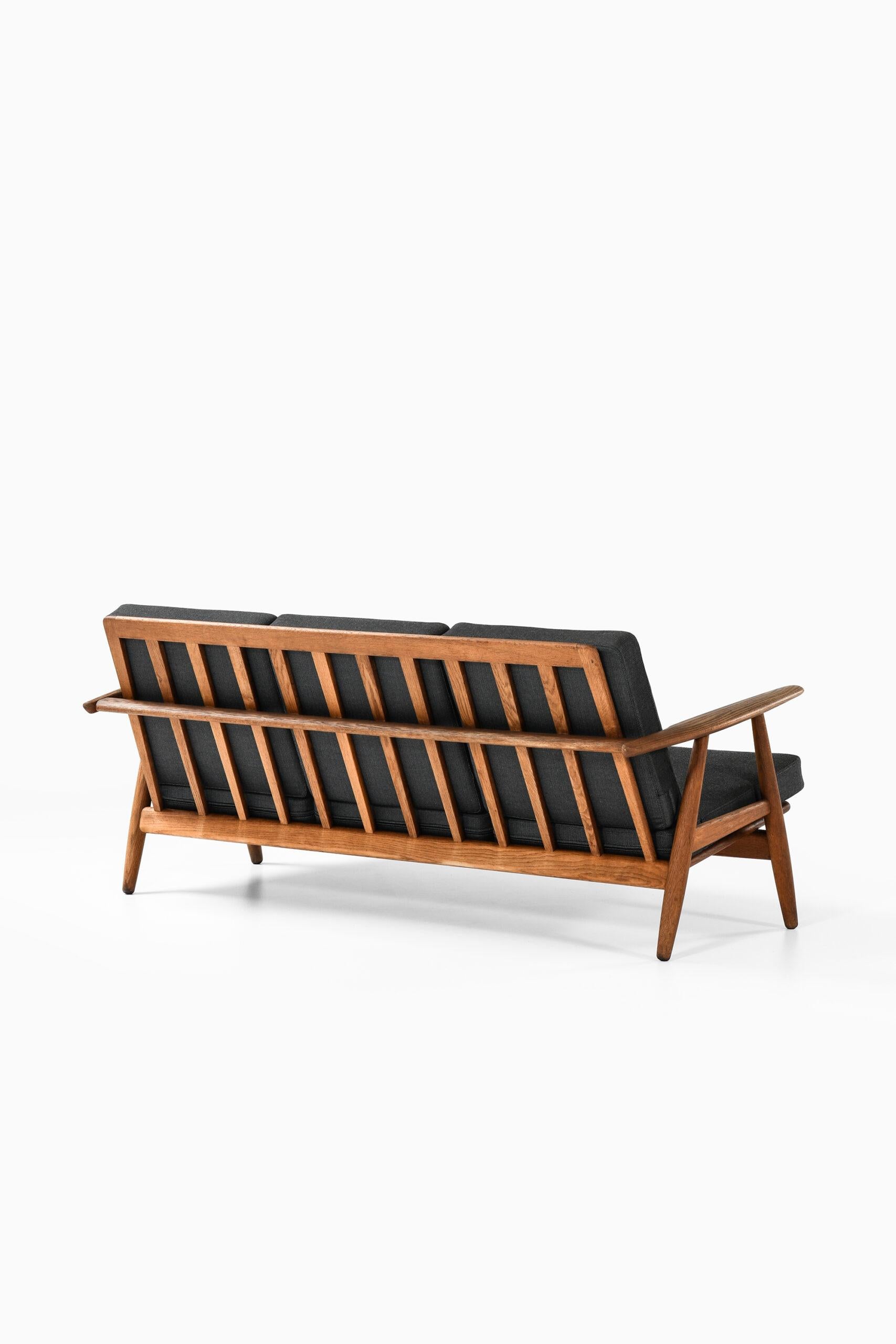 Hans Wegner Sofa Model Ge-240 / Cigar Produced by GETAMA in Denmark 3