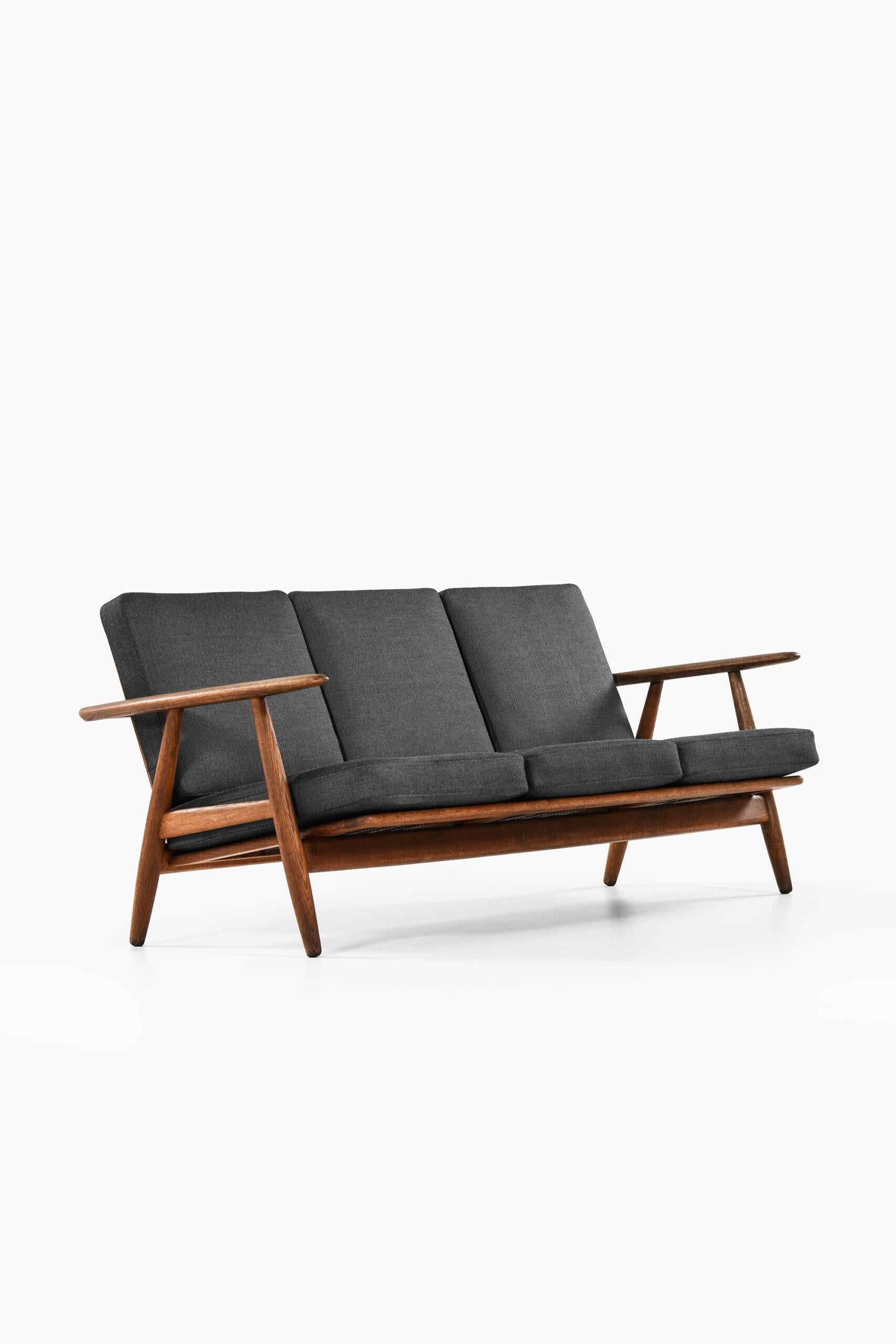 Hans Wegner Sofa Model Ge-240 / Cigar Produced by GETAMA in Denmark 4