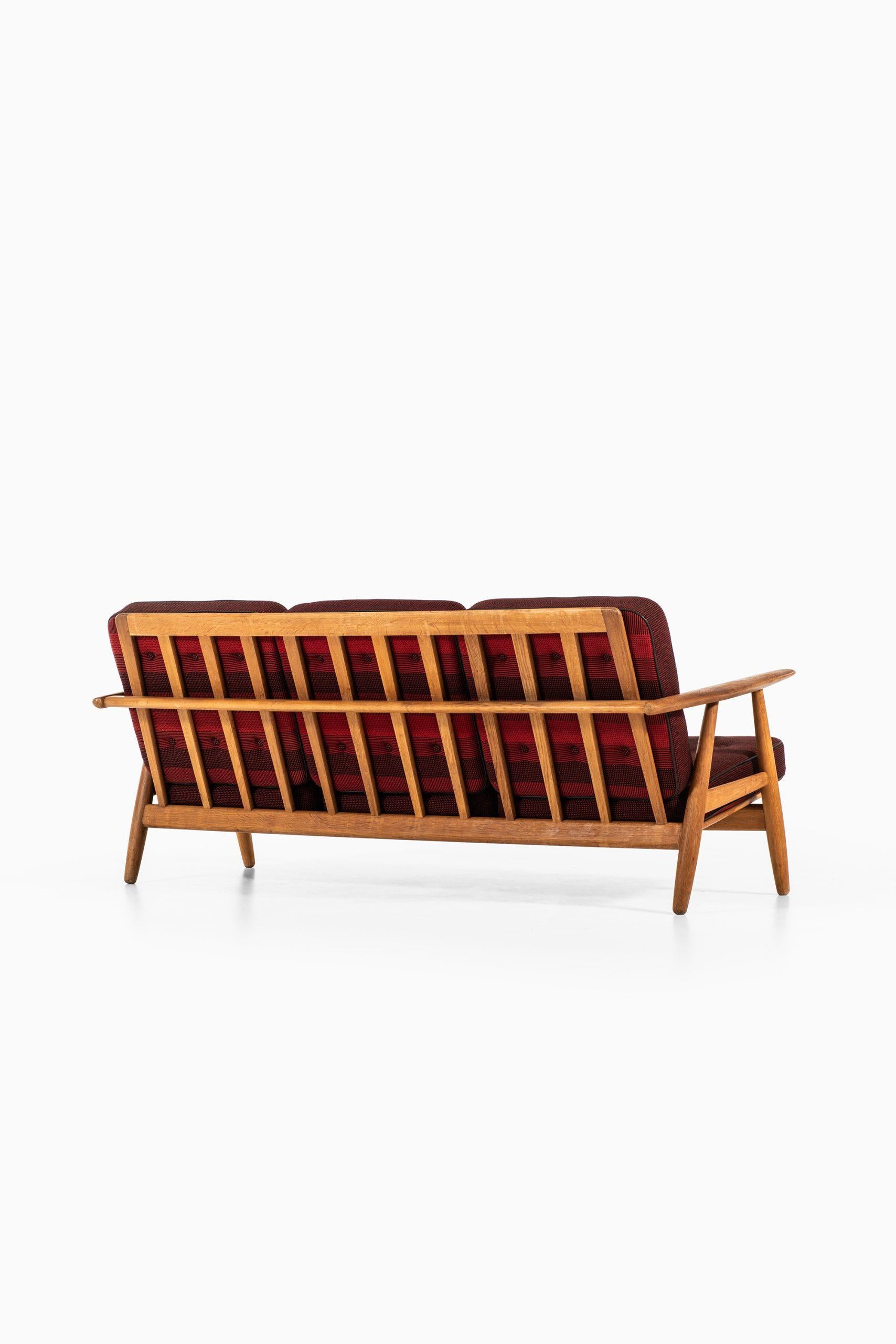 Mid-20th Century Hans Wegner Sofa Model GE-240 / Cigar Produced by GETAMA in Denmark