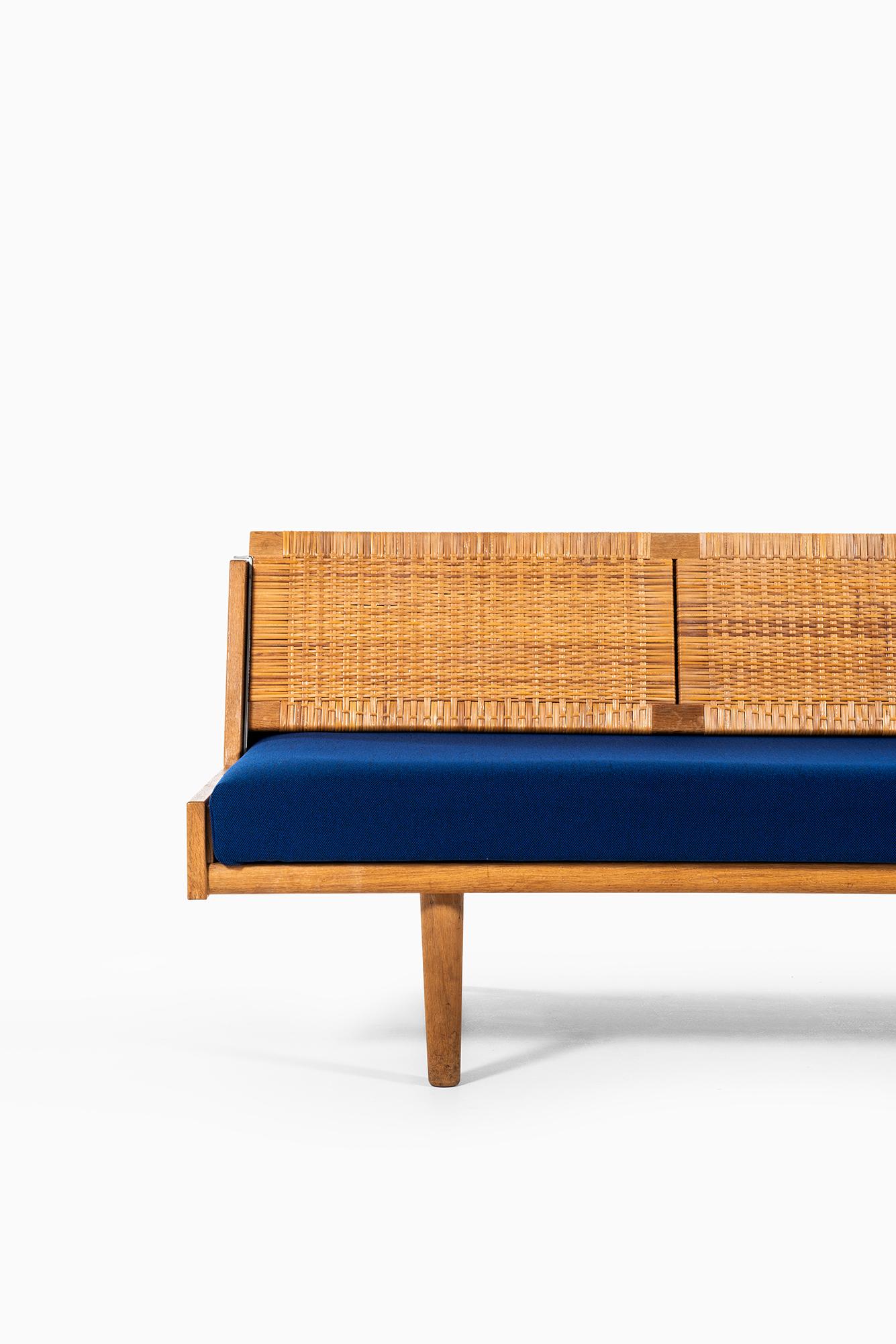 Sofa or daybed model GE-258 designed by Hans Wegner. Produced by GETAMA in Denmark.