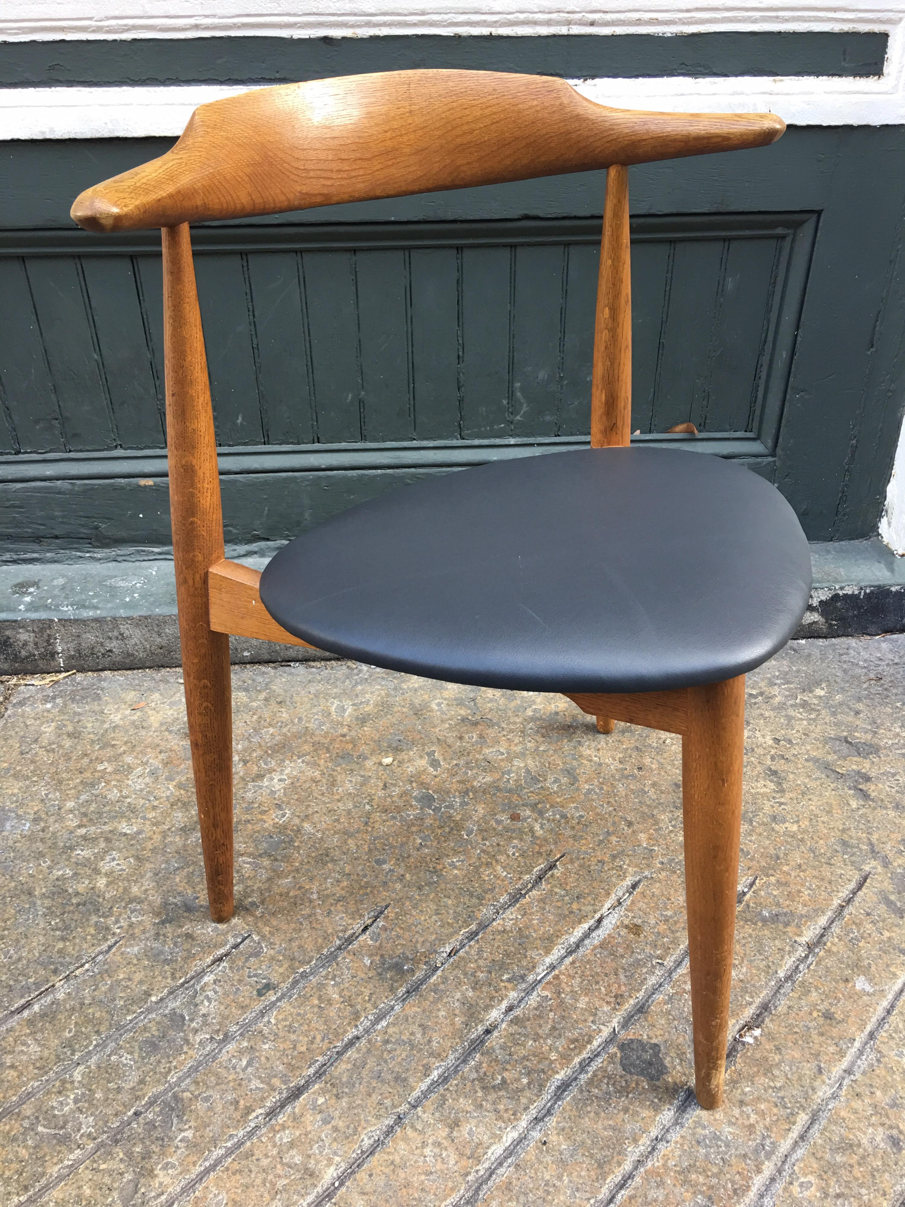 Nice pair of Hans Wegner stacking heart chairs for Fritz Hansen furniture. New chocolate leather seat pads make these chairs ready to go! Fumed oak frames, classic 3-legged design.
Sold as a pair!