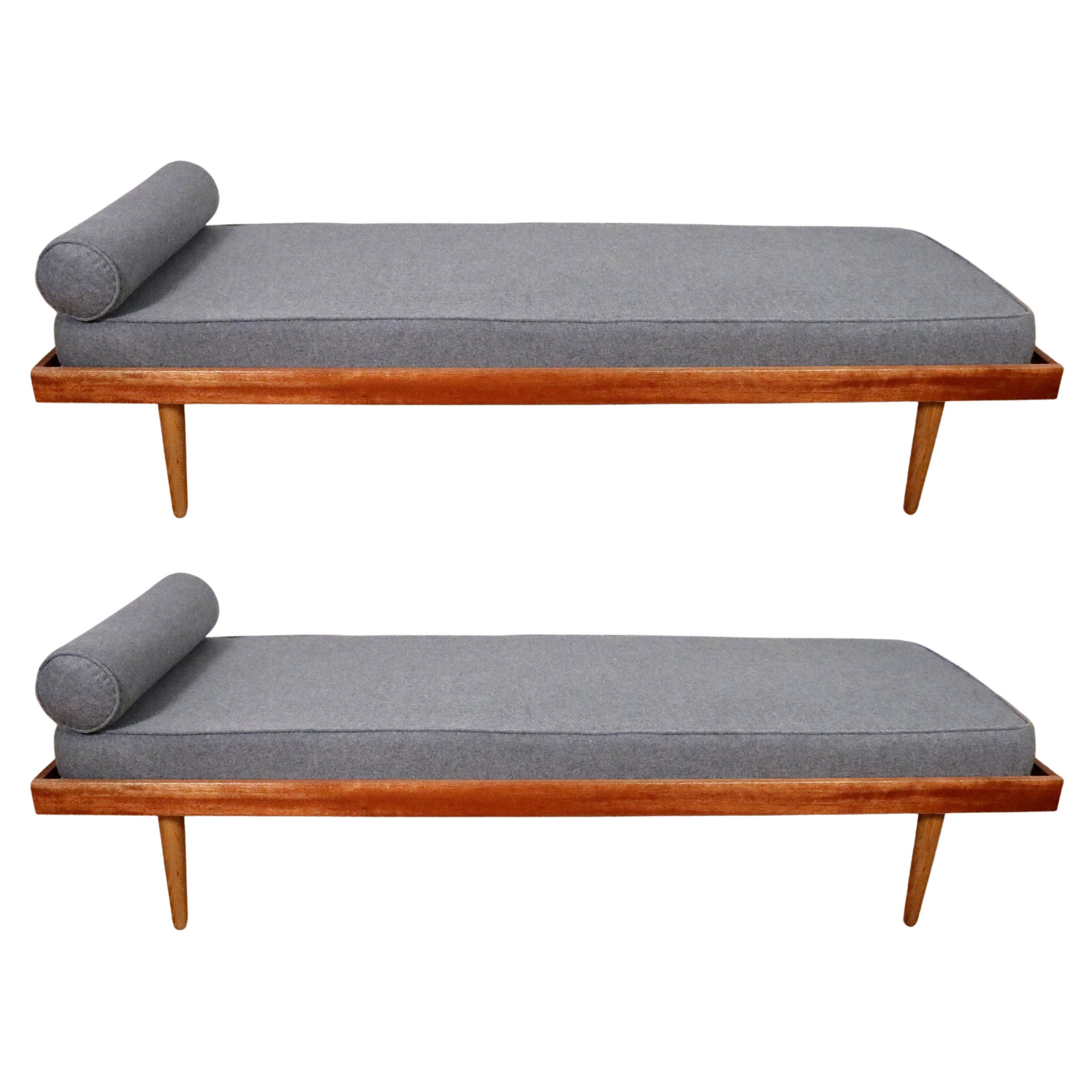 Méridiennes de style Hans Wegner en laine grise sur cadres en chêne blanc et acajou africain