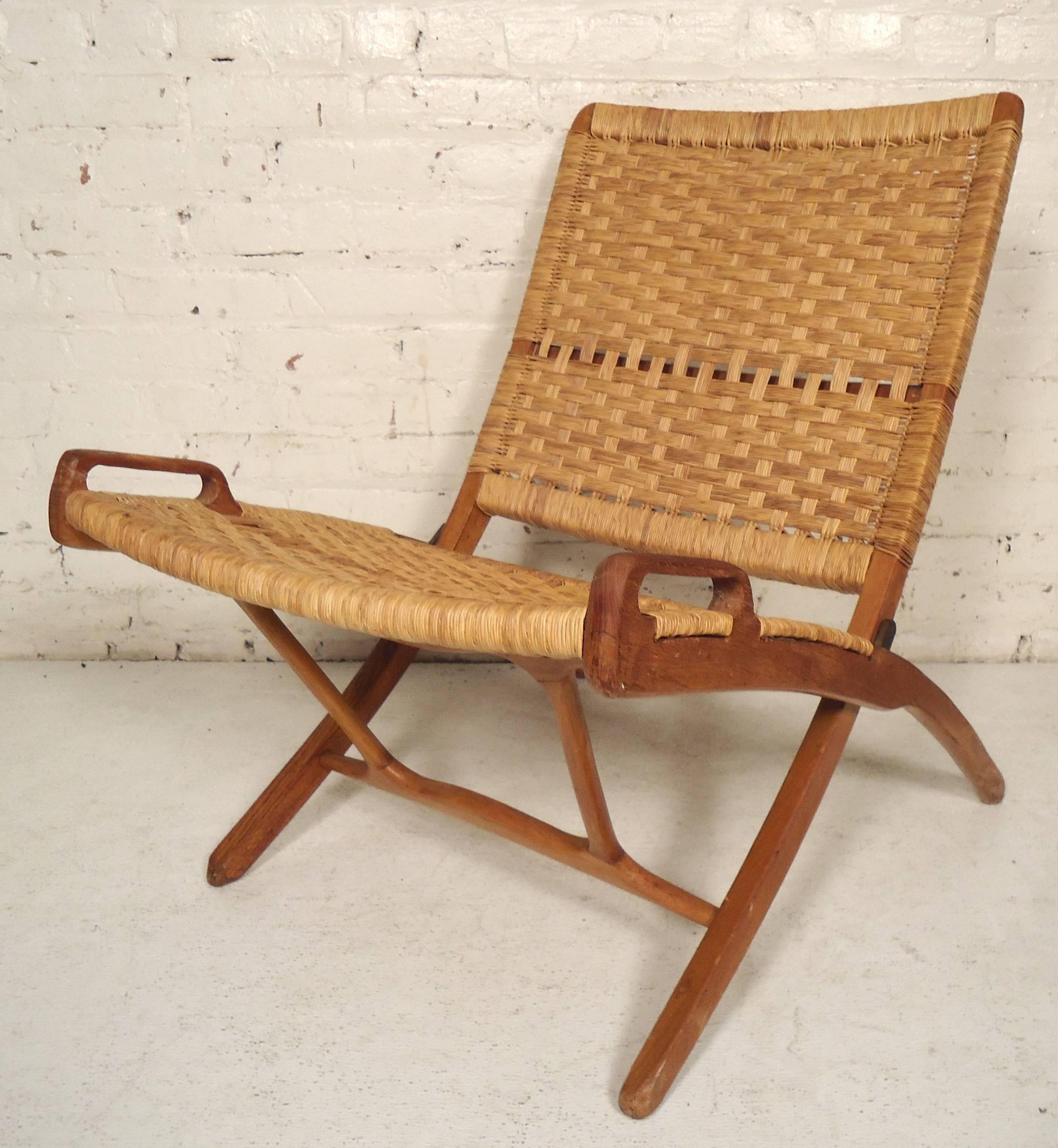 Beautiful Mid-Century Modern low chair with woven seat and back. Great for indoor or outdoor use.

(Please confirm item location - NY or NJ - with dealer).
 