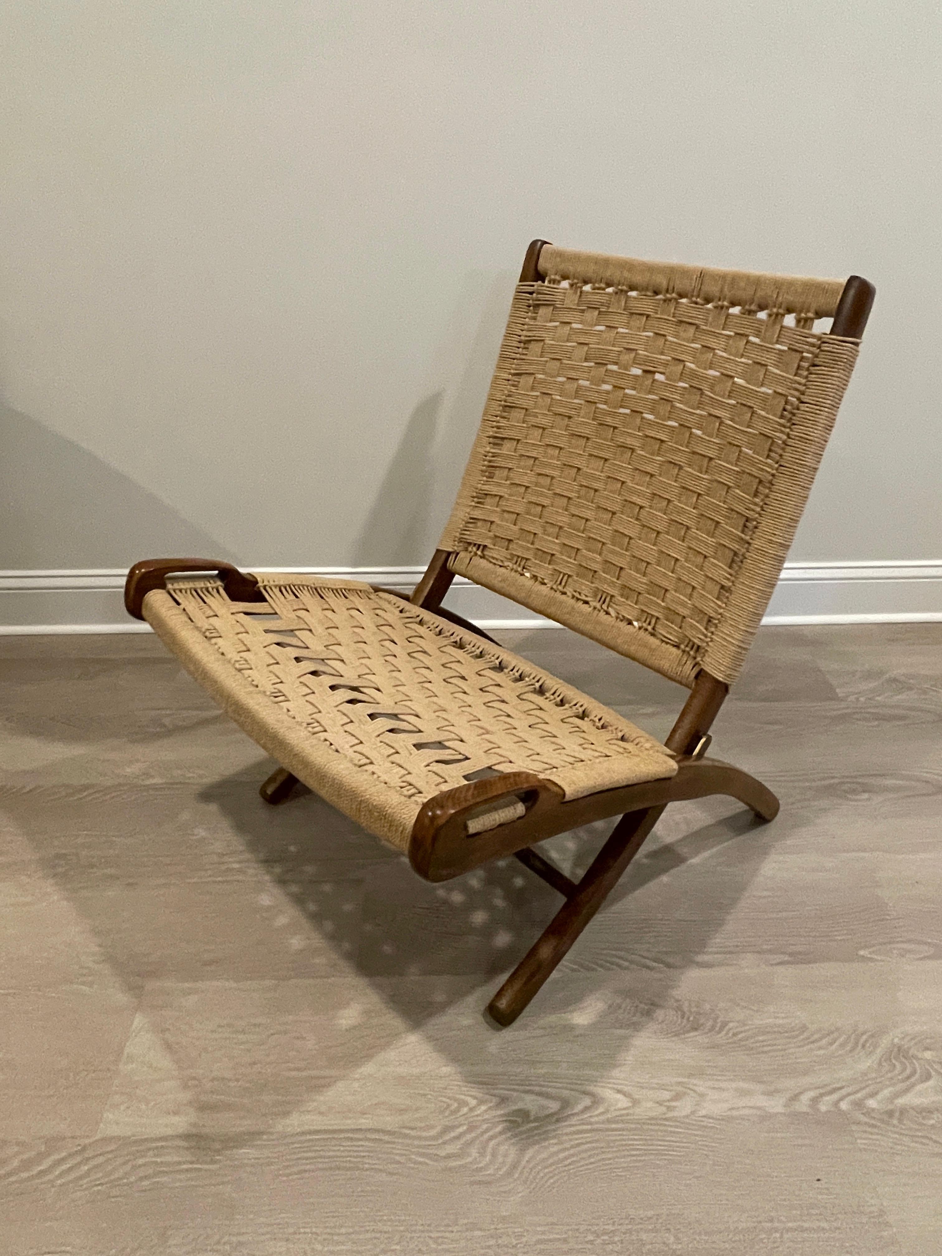 Hans Wegner style folding rope chair. In very good condition. Original rope weaving.