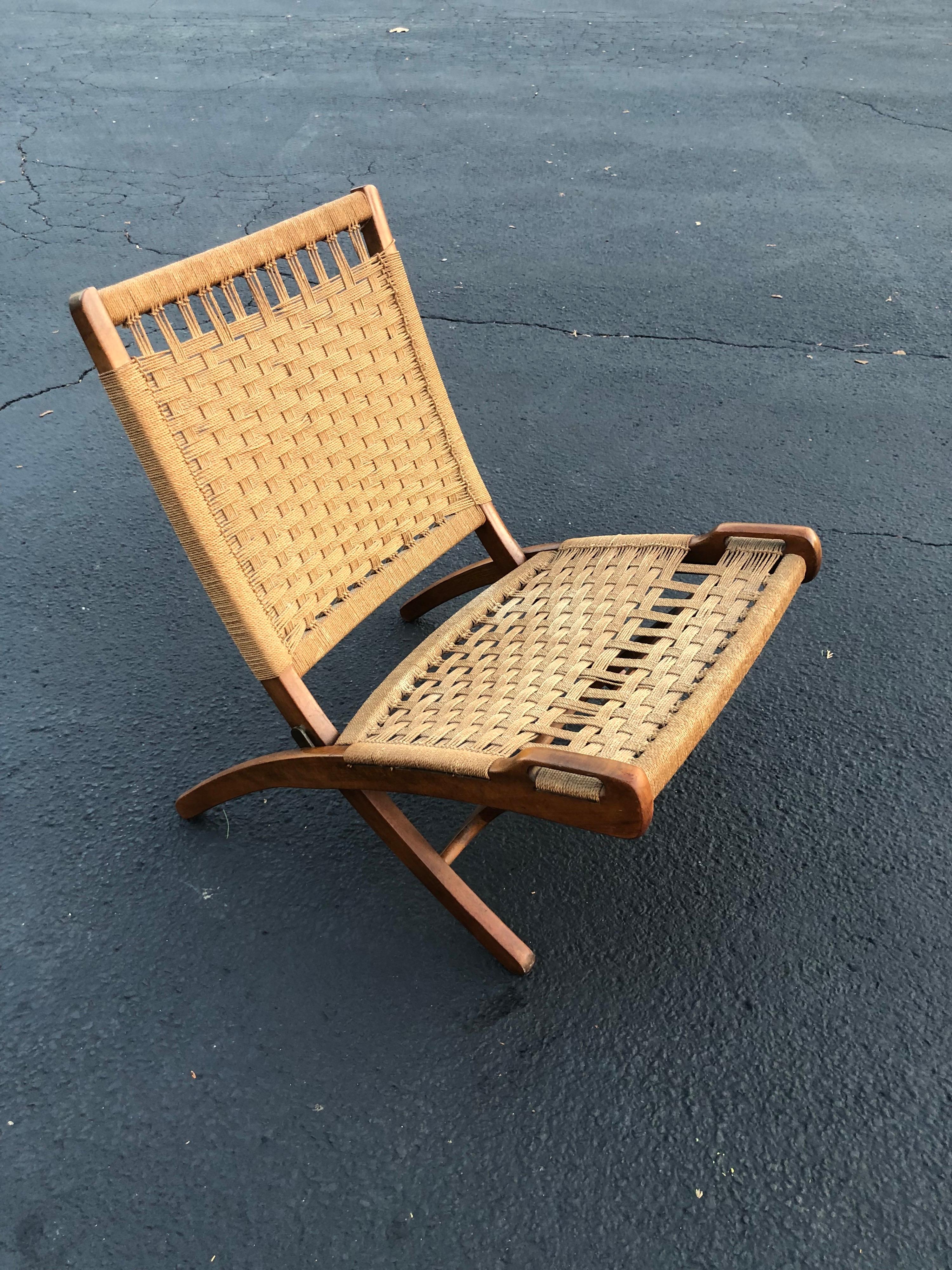 Hans Wegner style folding rope chair. Original 1960's vintage chair in great condition. Original rope weaving design. Solid wooden frame construction. This item is not a reproduction but an original 1960's chair. This item can parcel ship very