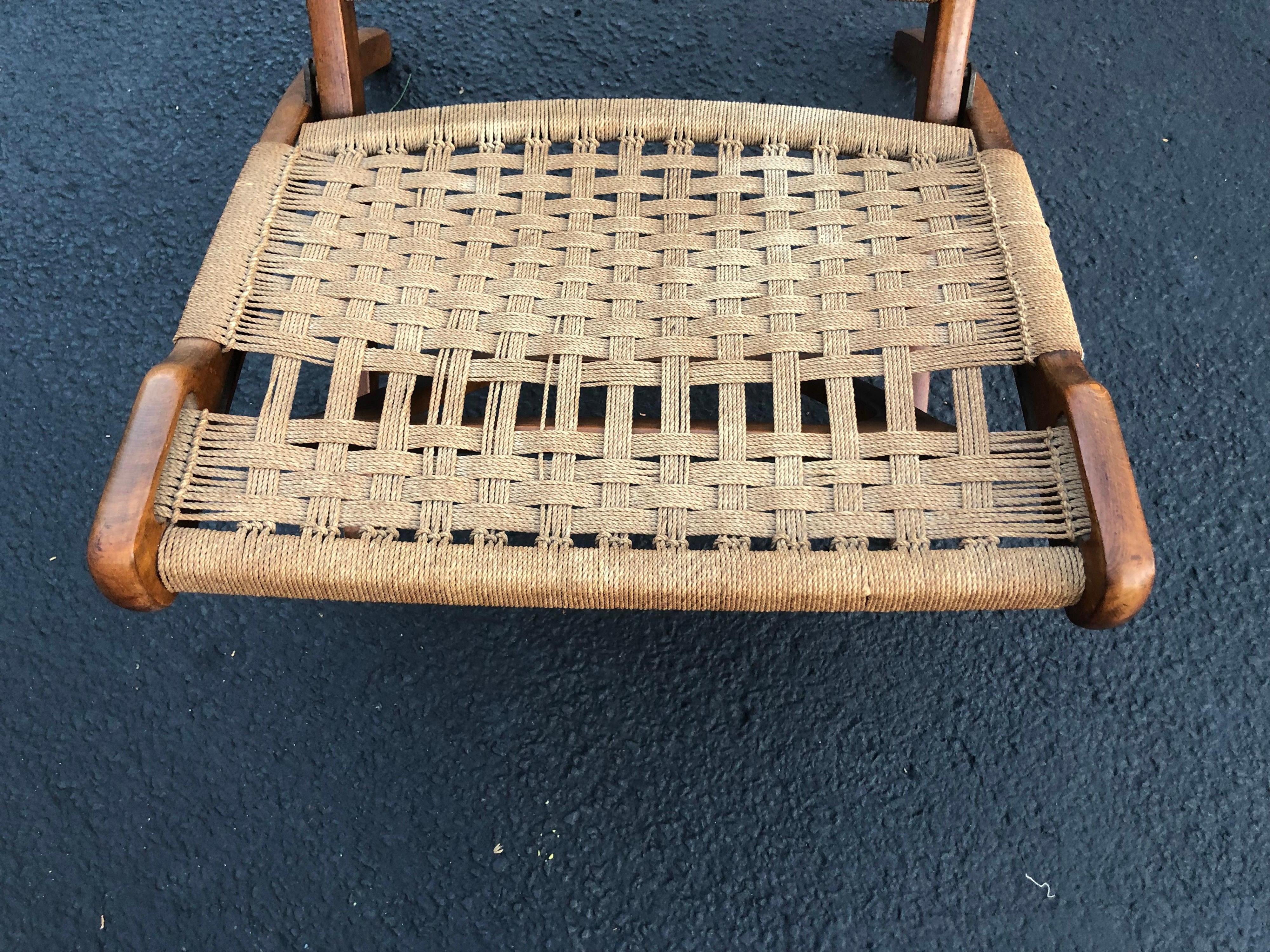 1960's Vintage Hans Wegner Style Folding Rope Chair In Good Condition In Redding, CT