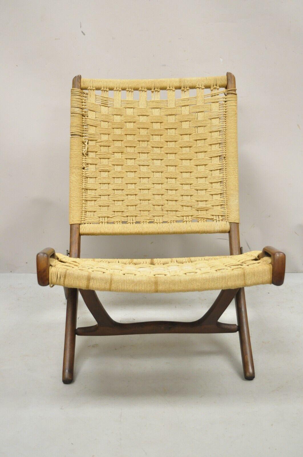 Hans Wegner Style folding rope chair Mid-Century Modern Lounge chair. Item features folding frame, woven rope cord back and seat, very nice vintage item, clean modernist lines, great style and form. Circa mid 20th century.
Measurements: 
Open: