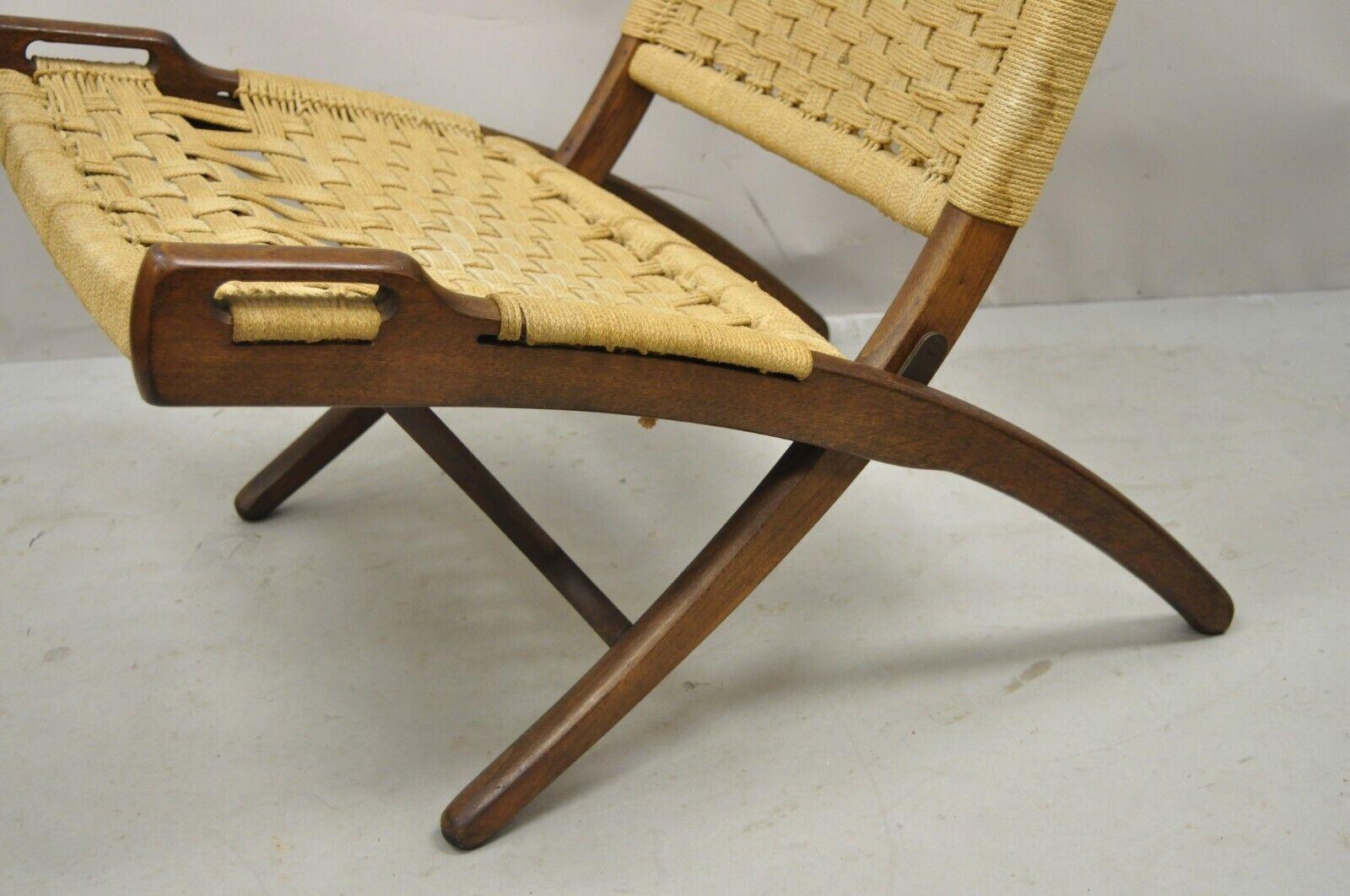 Hans Wegner Style Folding Rope Chair Mid-Century Modern Lounge Chair In Good Condition In Philadelphia, PA