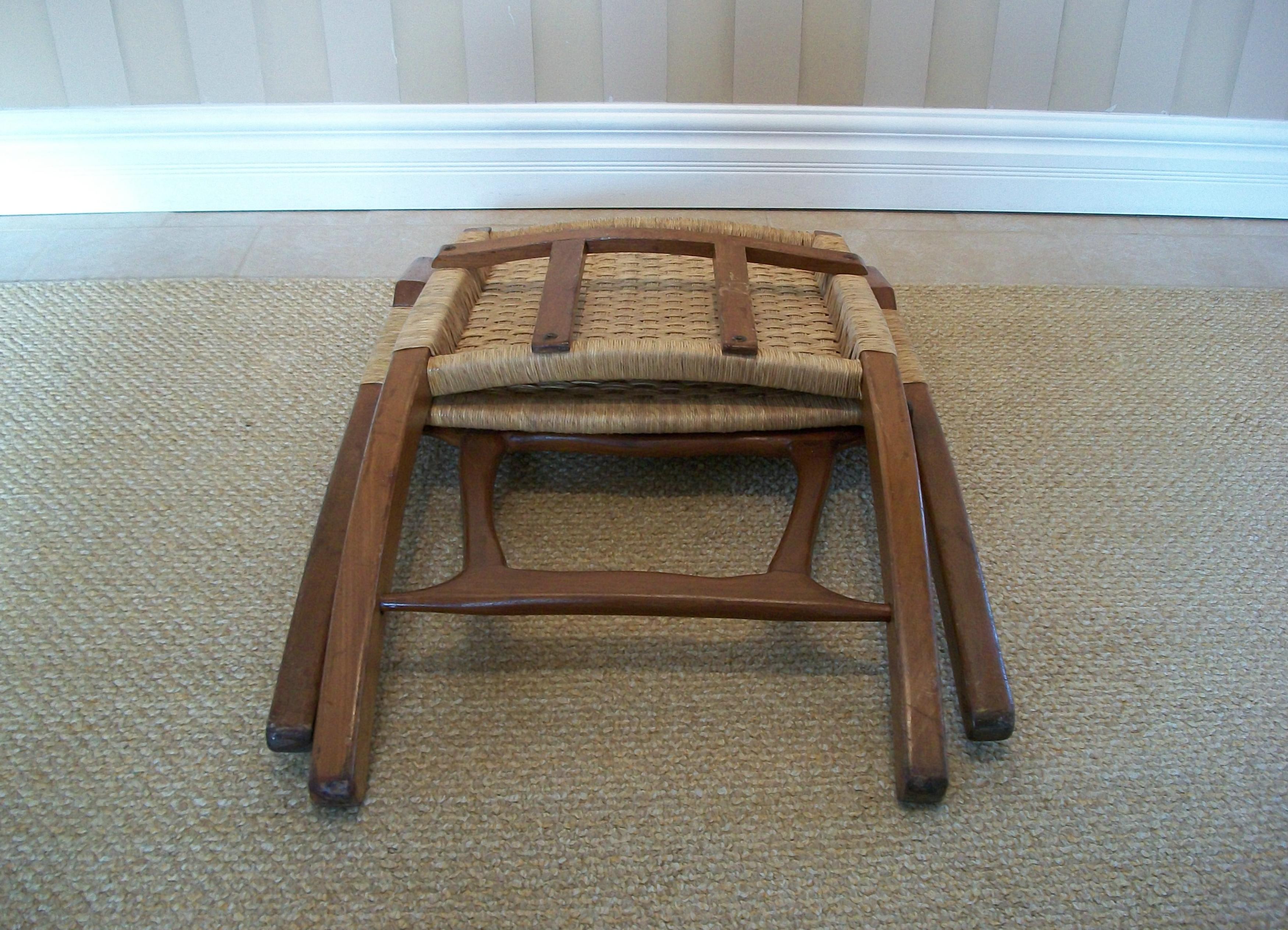 Suite di mobili in rafia pieghevoli in stile Hans Wegner - Messico - Circa 1960 in vendita 5