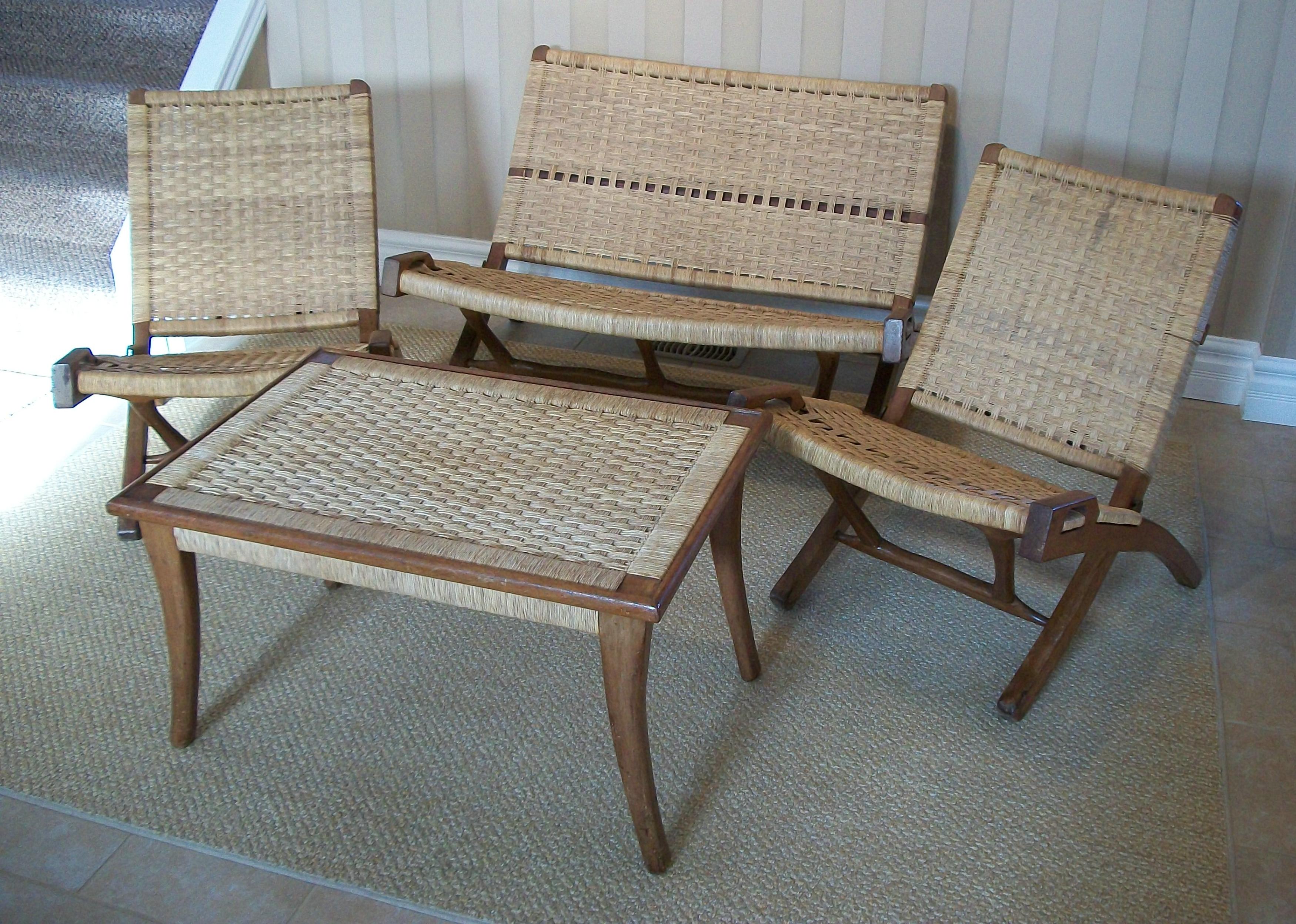 Set di mobili pieghevoli in rafia intrecciata in stile Michael van Beuren e Hans Wegner della metà del secolo con struttura in legno - ispirati al Bauhaus - ogni pezzo è fatto e rifinito a mano - leggero - composto da un divano/seduta a due posti,