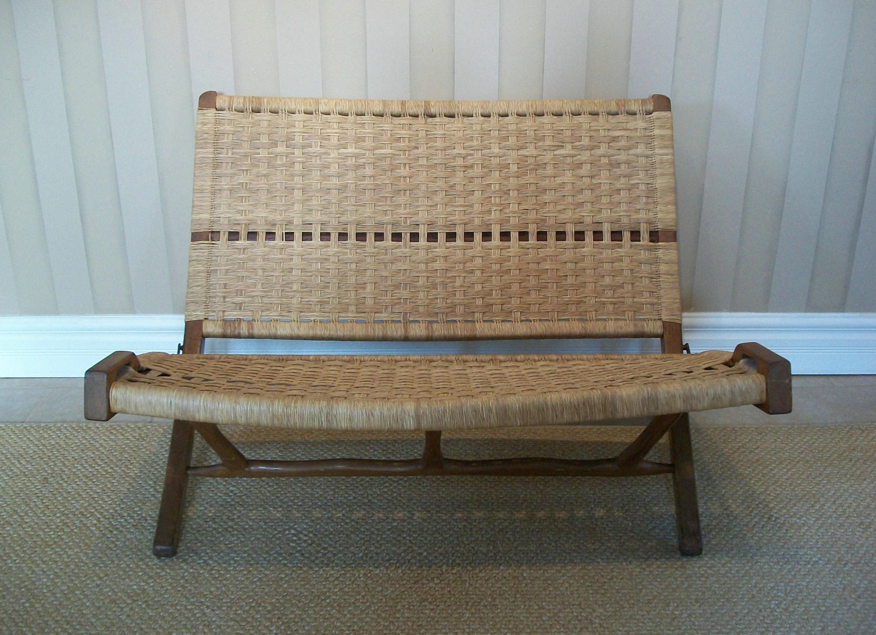 Fatto a mano Suite di mobili in rafia pieghevoli in stile Hans Wegner - Messico - Circa 1960 in vendita