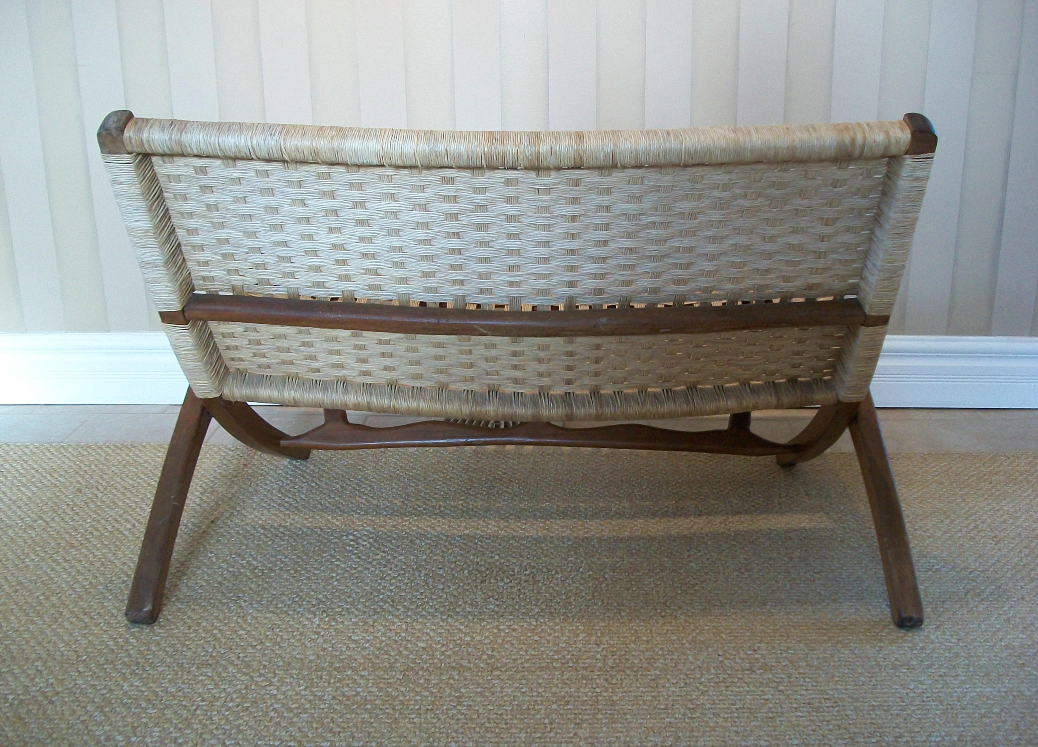 Suite di mobili in rafia pieghevoli in stile Hans Wegner - Messico - Circa 1960 In condizioni buone in vendita a Chatham, ON