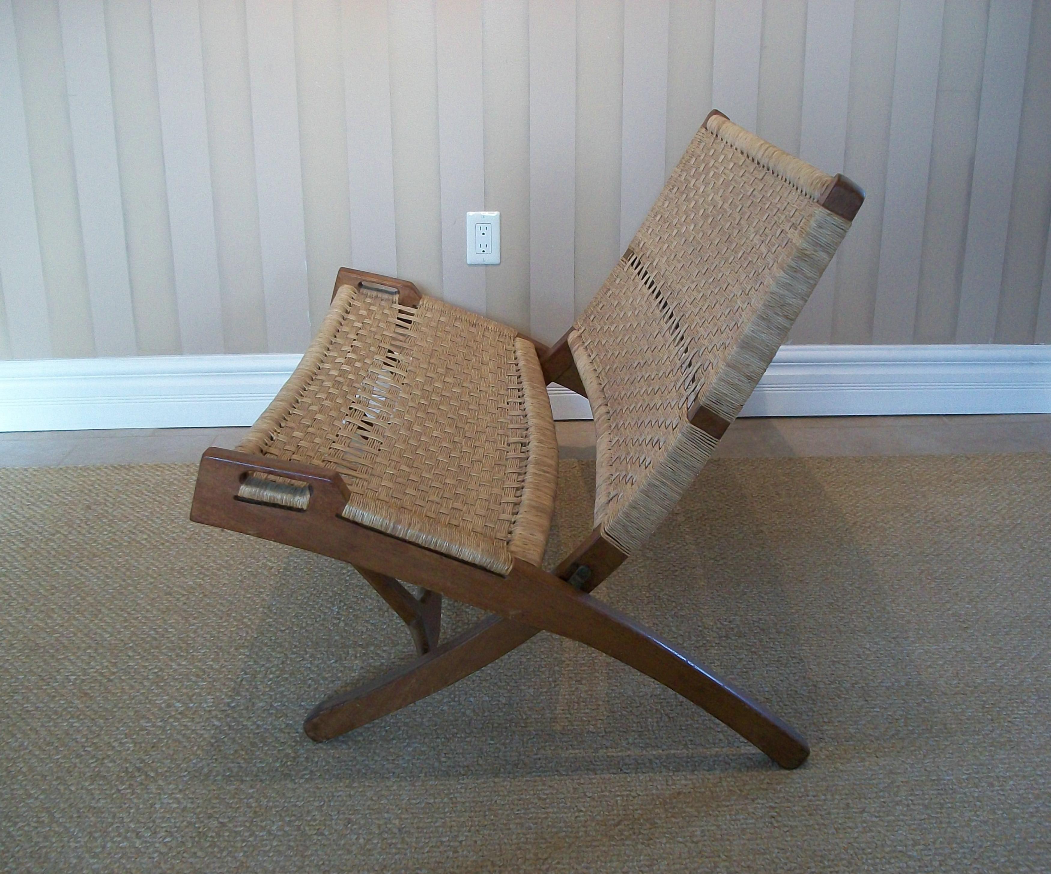 XX secolo Suite di mobili in rafia pieghevoli in stile Hans Wegner - Messico - Circa 1960 in vendita