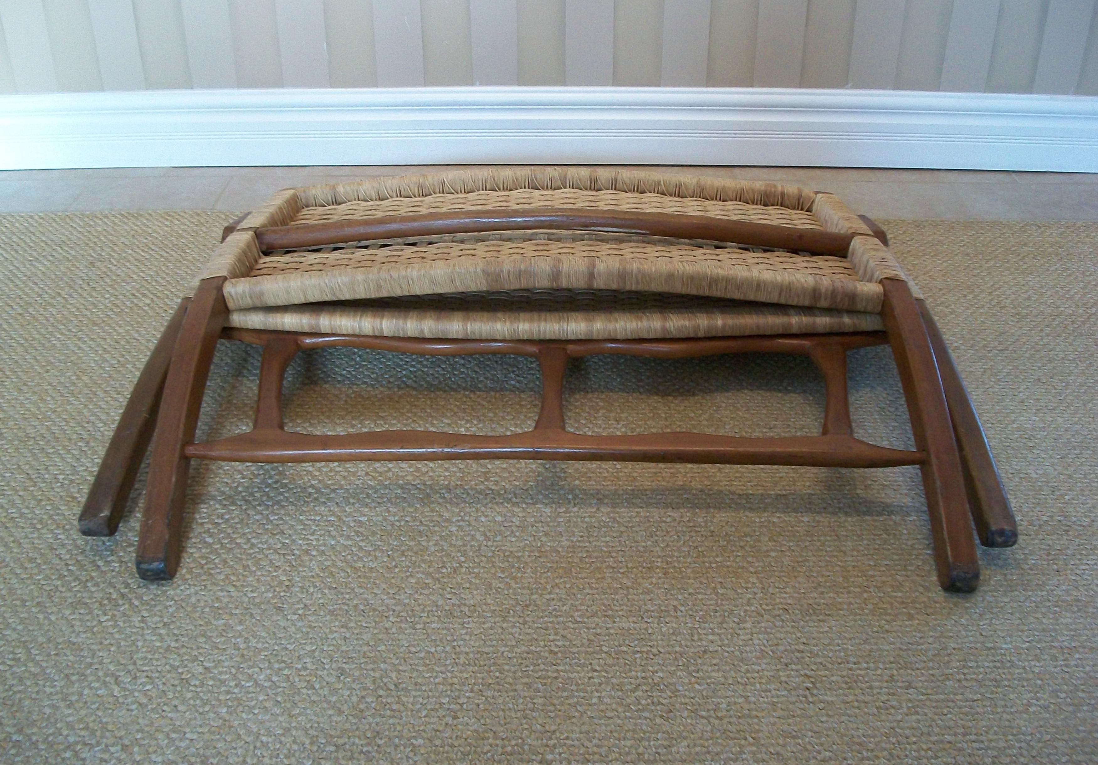 Rafia Suite di mobili in rafia pieghevoli in stile Hans Wegner - Messico - Circa 1960 in vendita