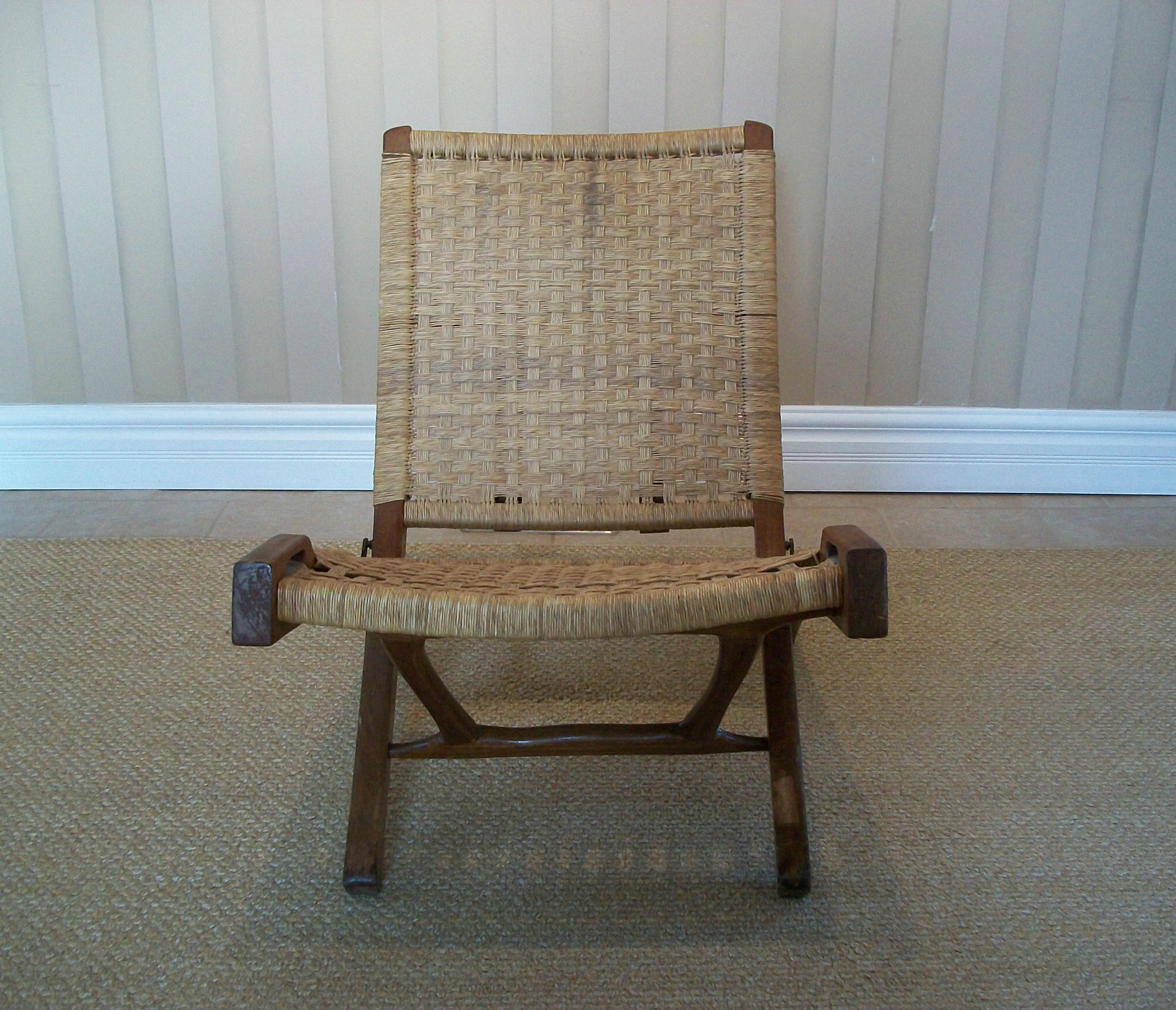 Suite di mobili in rafia pieghevoli in stile Hans Wegner - Messico - Circa 1960 in vendita 1