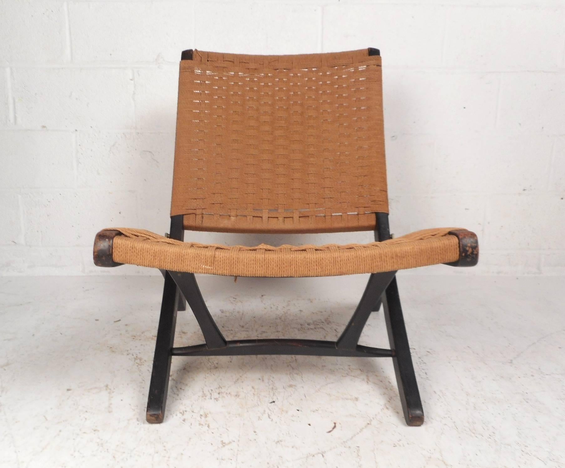 A well made folding slipping chair with a woven seat and backrest. Sleek design with unique 