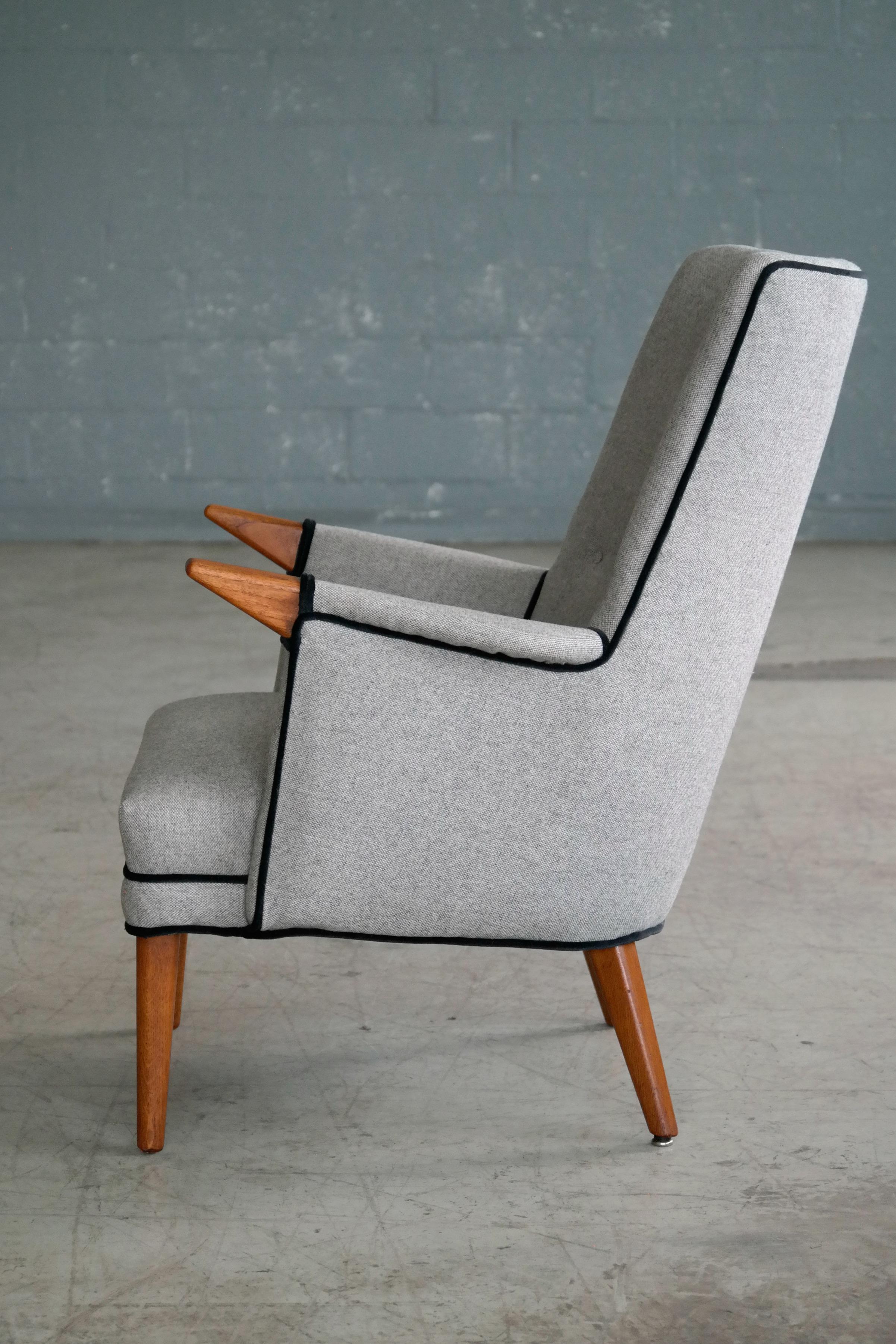 Mid-20th Century Hans Wegner Style Mama Bear Lounge Chair by Sven Skipper