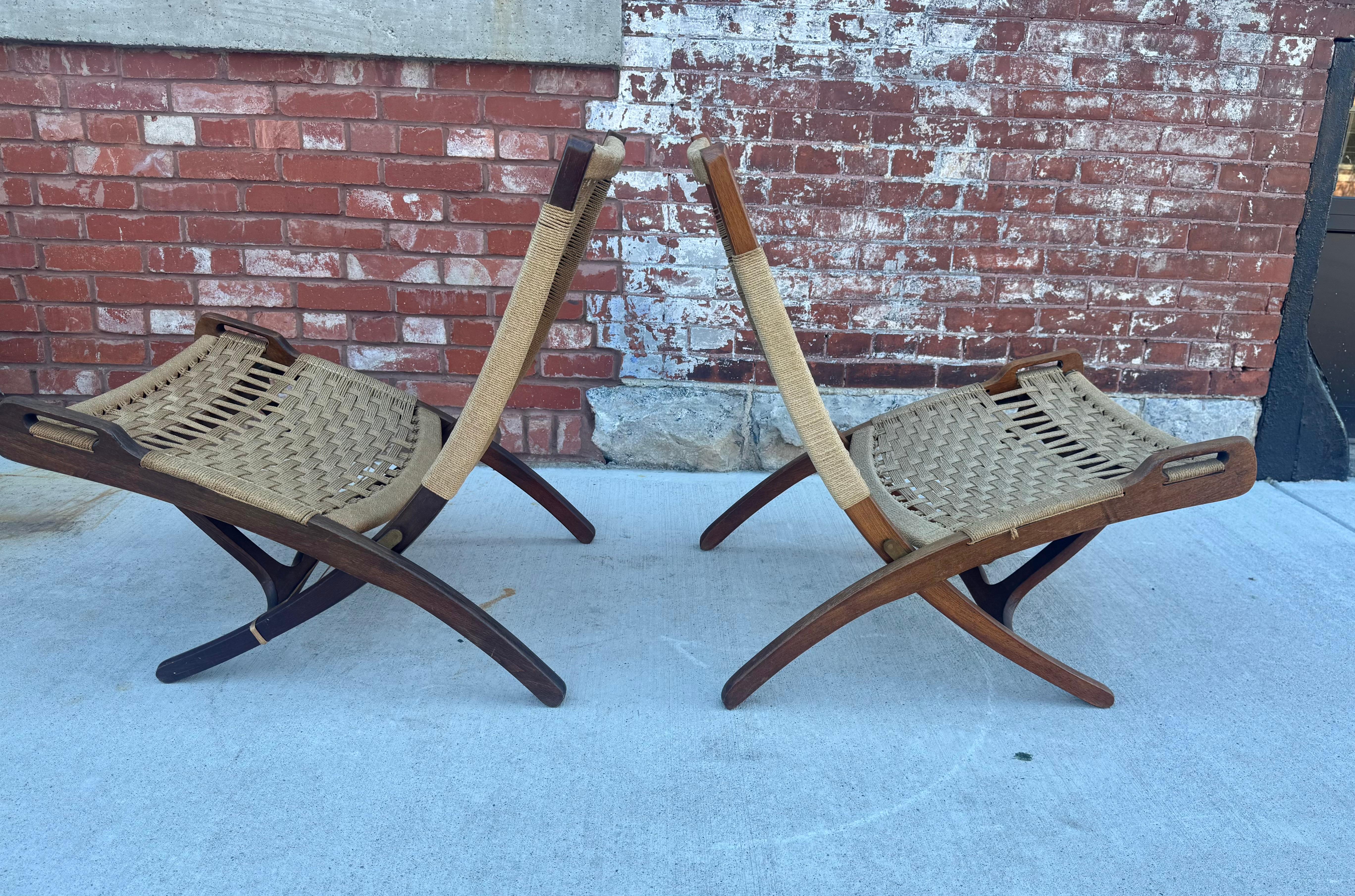 Hans Wegner Stil Mid Century Folding Lounge Stühle, Teak /Rope Accent Stühle (Slowenisch) im Angebot