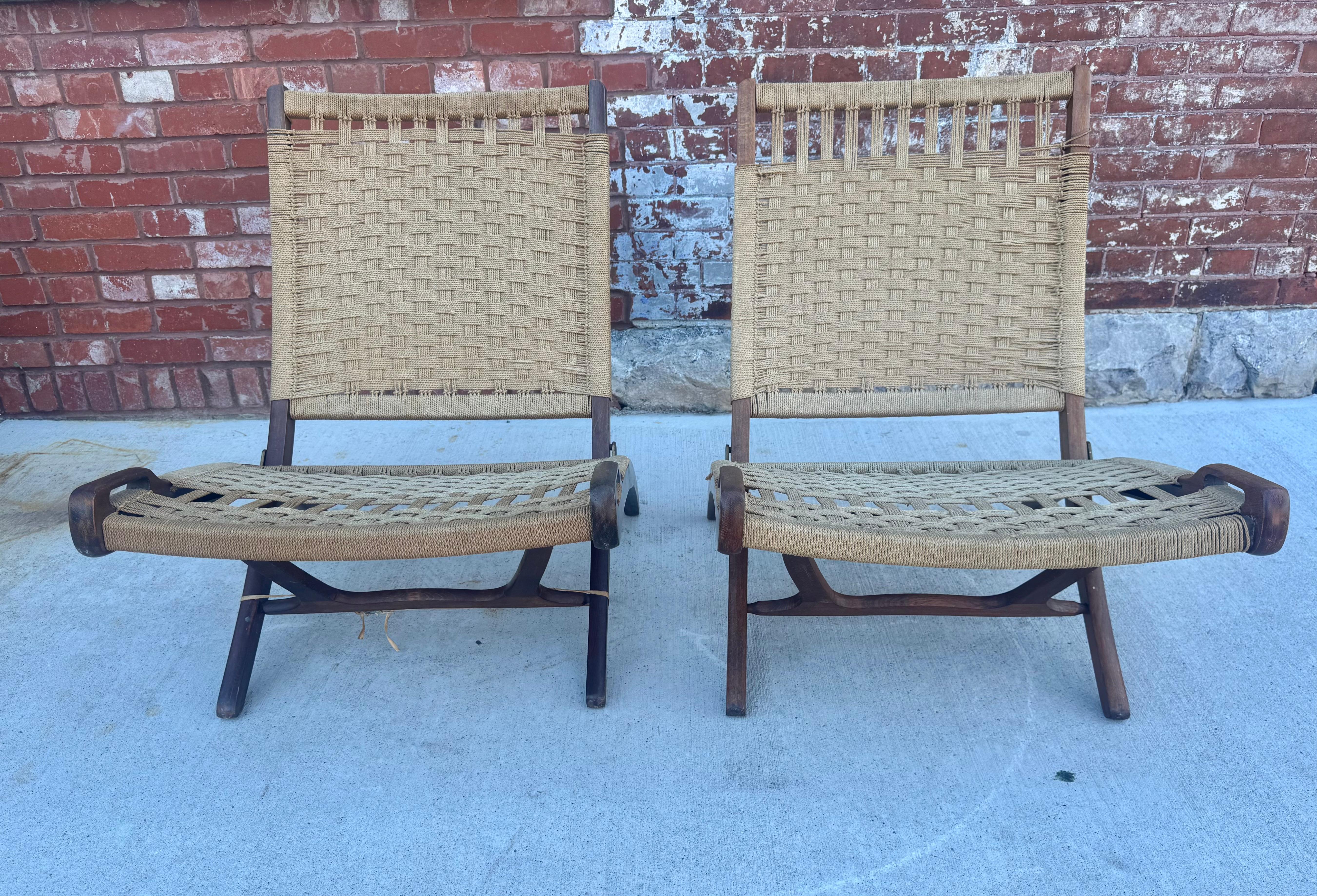 Hans Wegner Stil Mid Century Folding Lounge Stühle, Teak /Rope Accent Stühle im Zustand „Gut“ im Angebot in Buffalo, NY