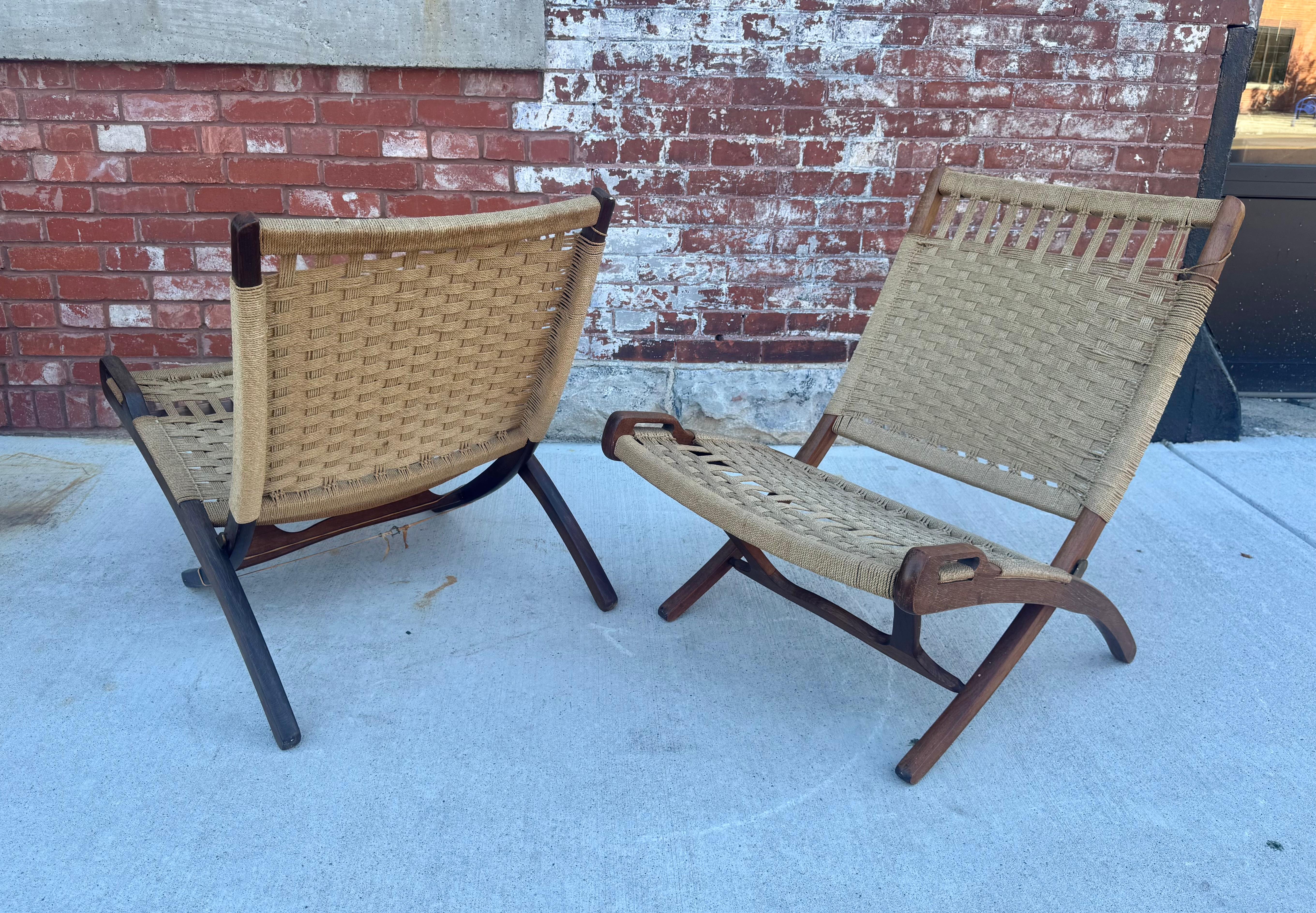 Hans Wegner Stil Mid Century Folding Lounge Stühle, Teak /Rope Accent Stühle (Mitte des 20. Jahrhunderts) im Angebot