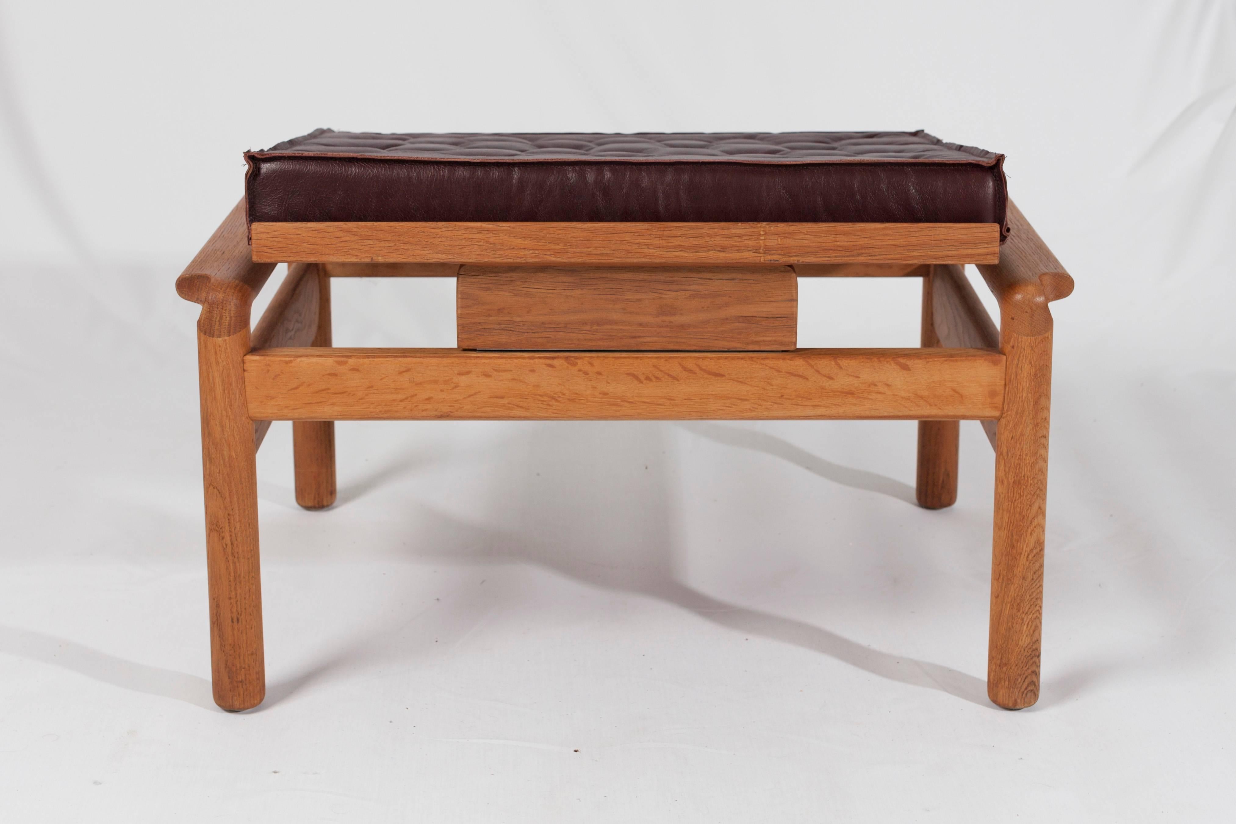 Set of two midcentury ottomans or footstools with padded leather cushions in the style of Hans Wegner.
Probably Scandinavian or otherwise Dutch design.
The top may be reclined for extra leg comfort.