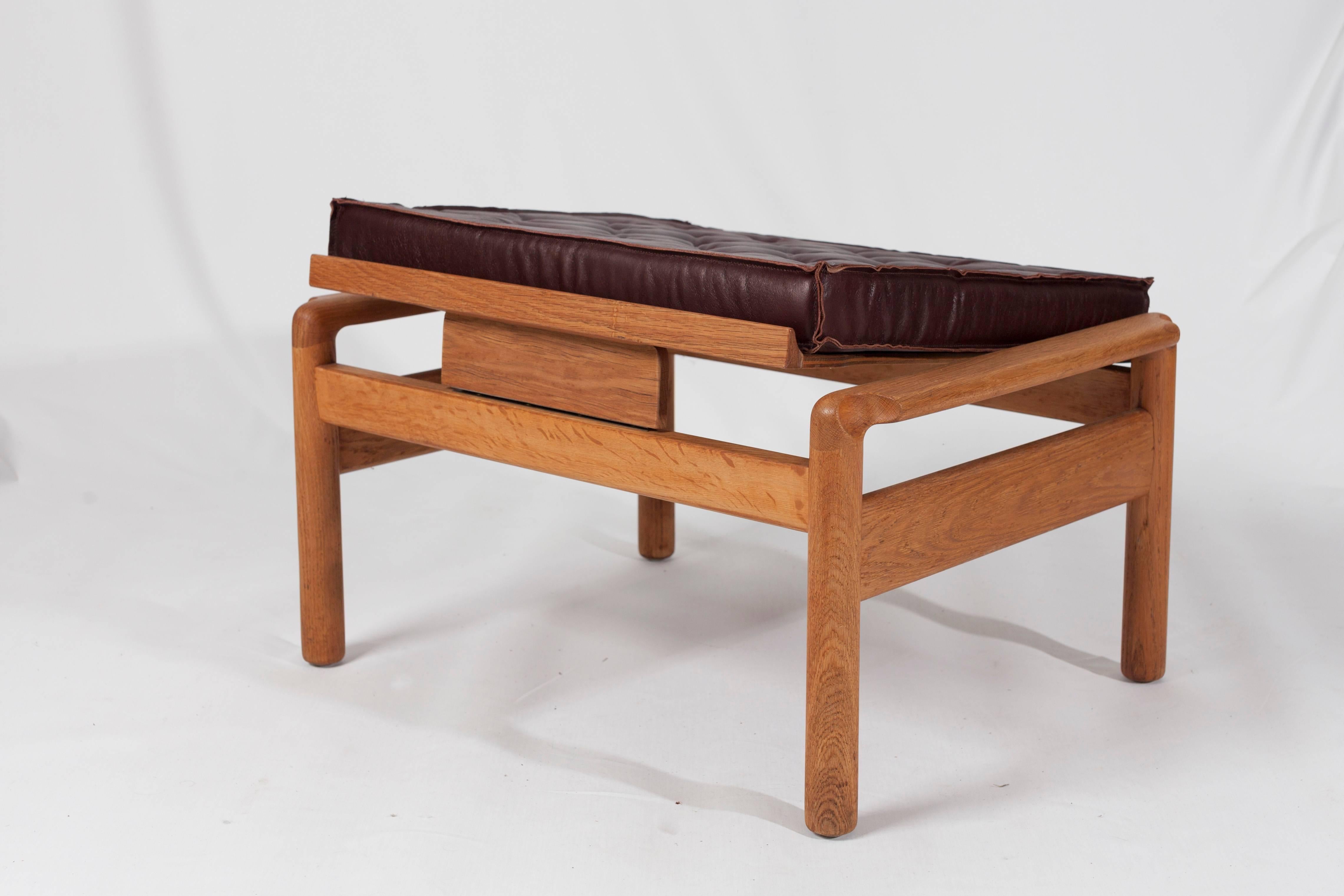 Pair of Midcentury Hans Wegner Style WoodenOttomans with Padded Leather Cushions In Good Condition In Doornspijk, NL