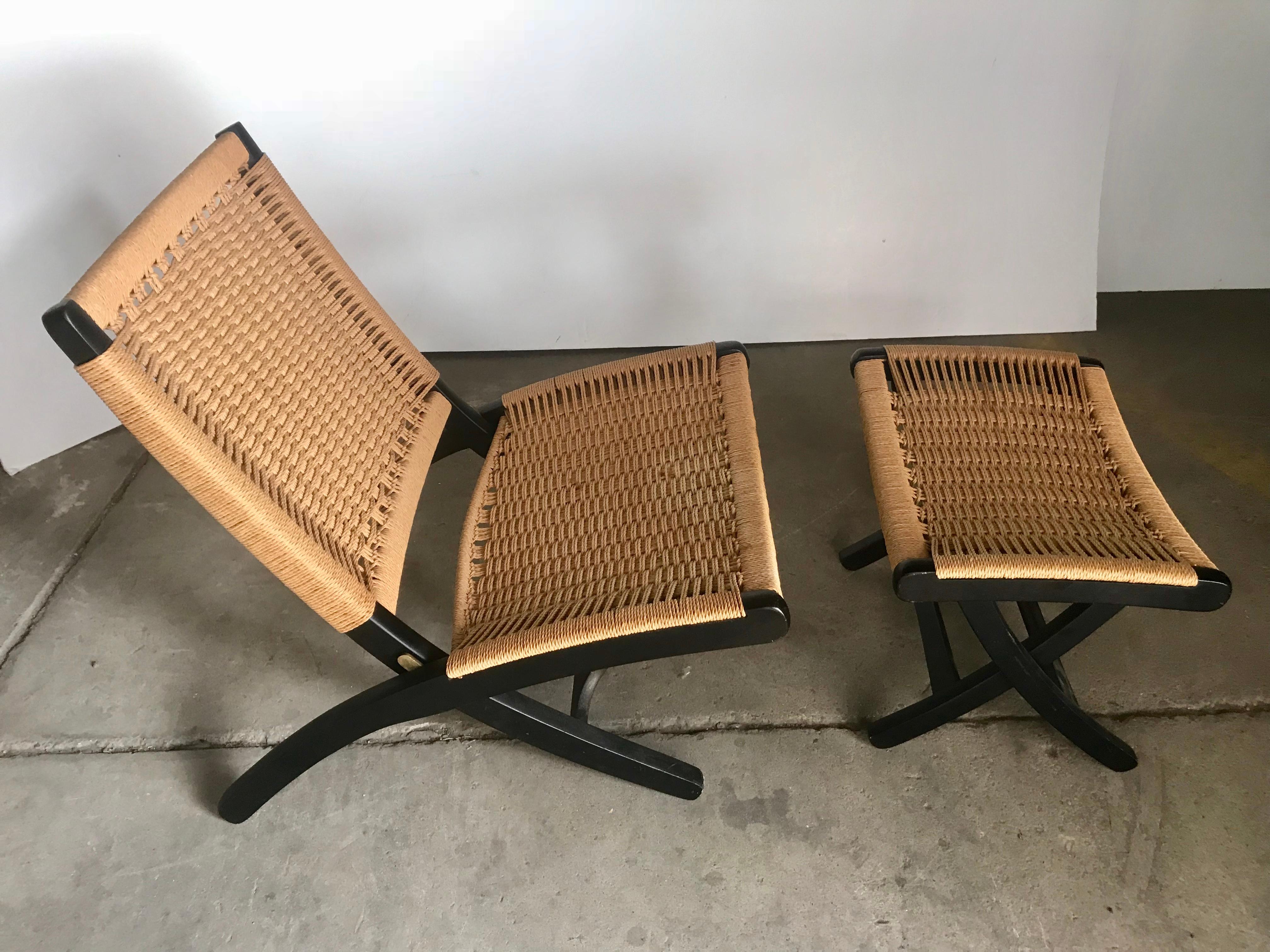 Hans Wegner style rope chair and ottoman, Classic midcentury Scandinavian modern design, quality construction, sturdy, no wobble, black lacquer folding frames, weaved rope, all original, in amazing condition.