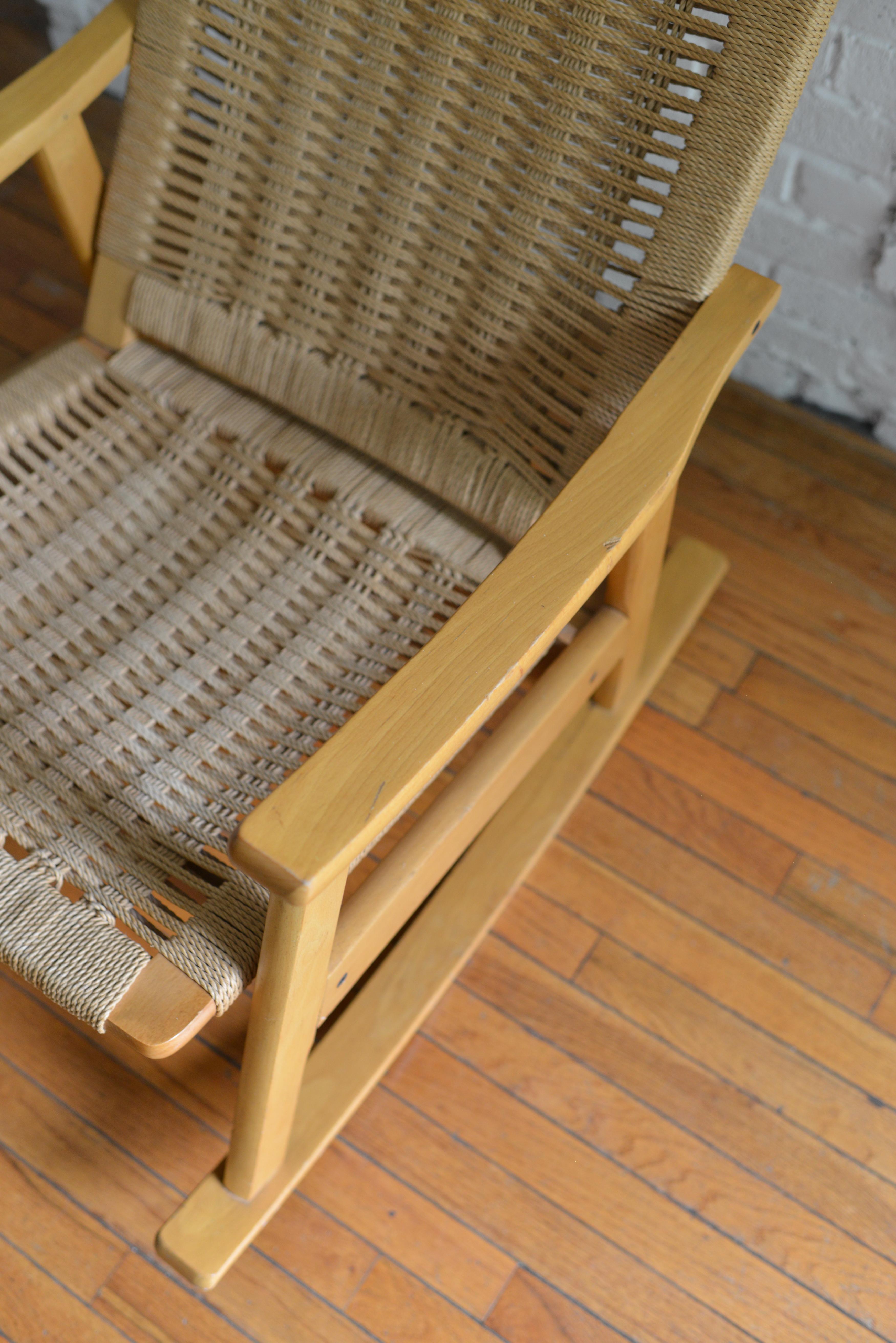 Hans Wegner Style Twisted Rope Rocking Chair Made in Yugoslavia In Good Condition In Brooklyn, NY