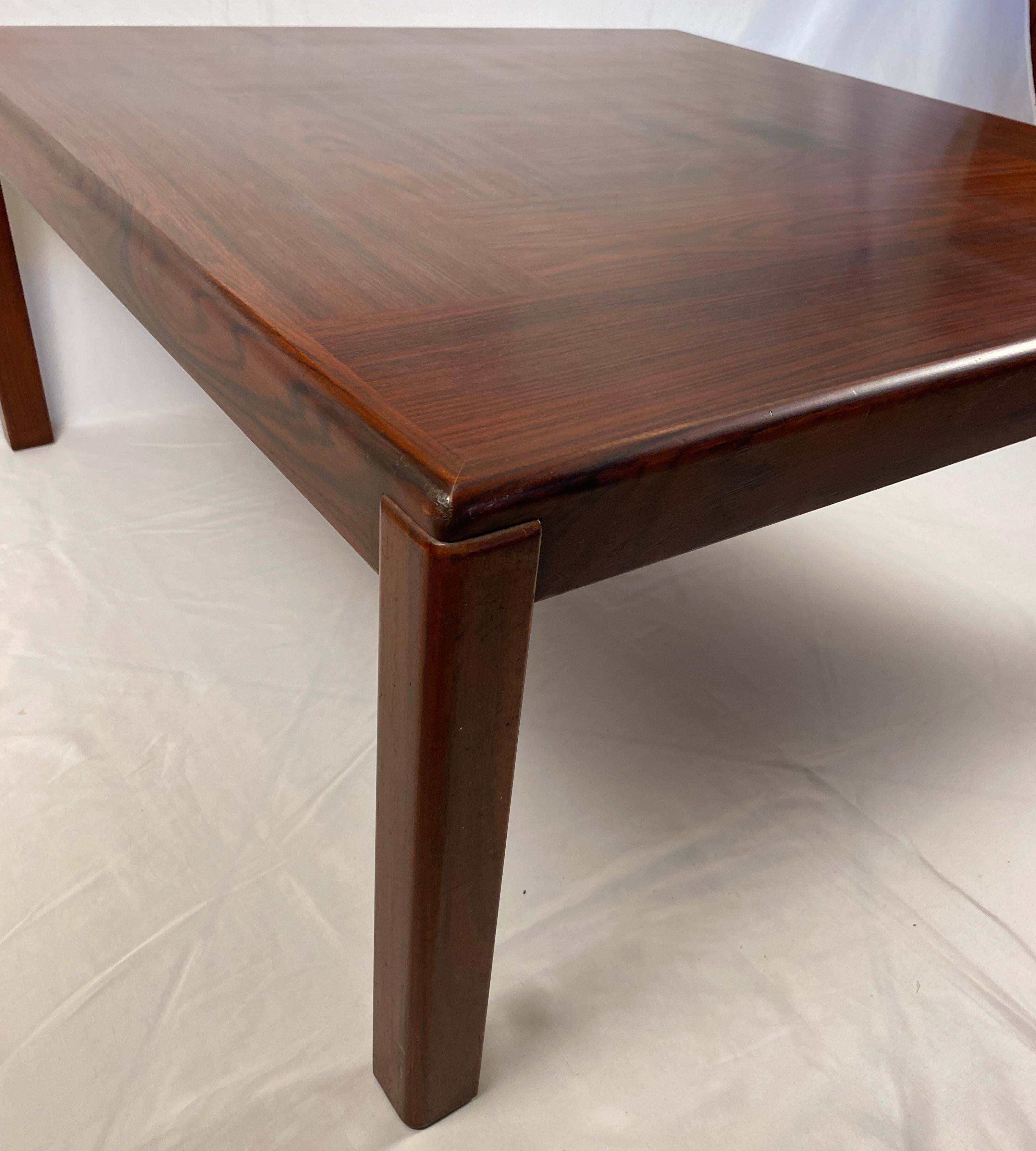 Mesa baja de madera estilo Hans Wegner, Mesa baja de madera danesa siglo XX en venta