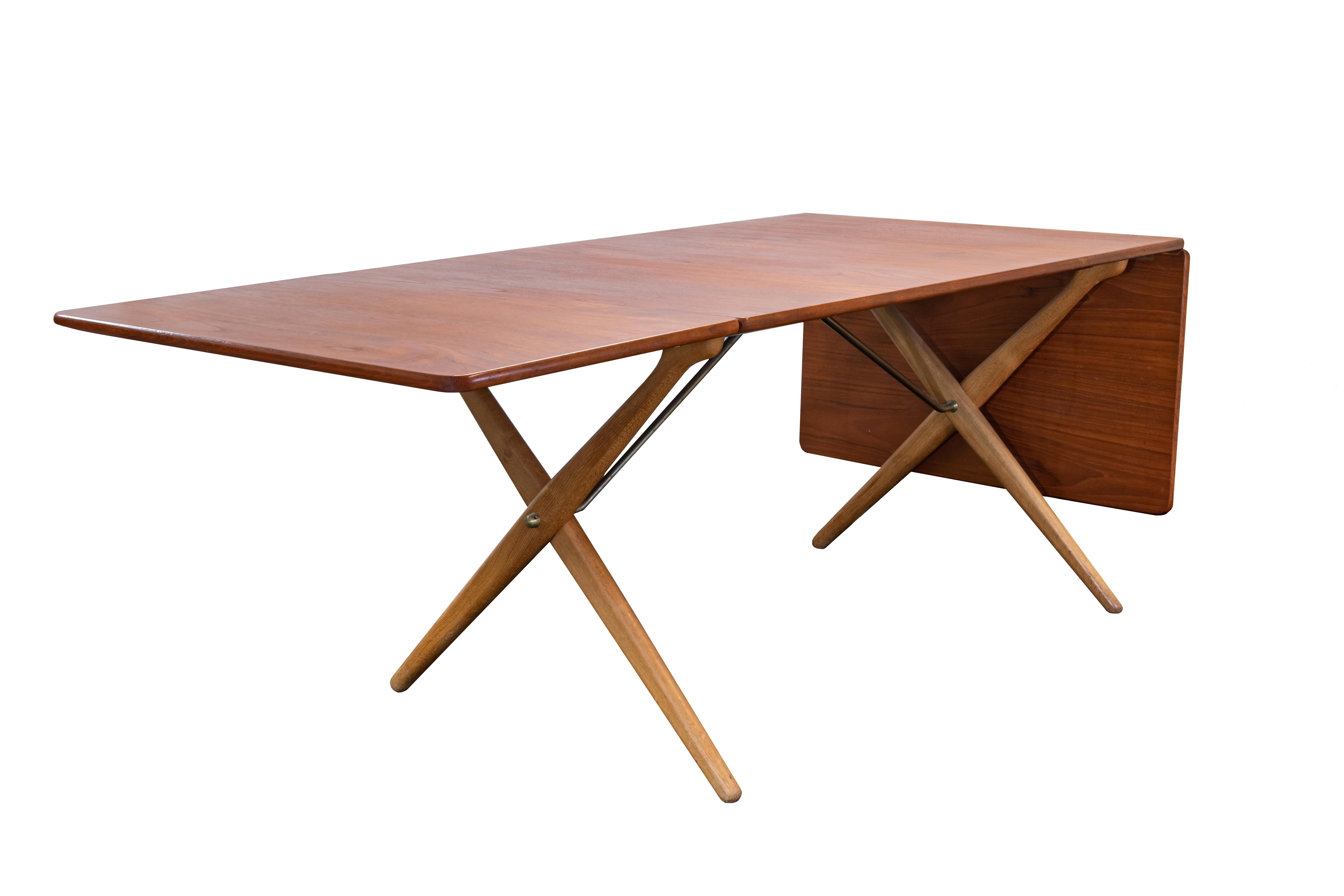 Table AT 309 designed by Hans J. Wegner and produced by Andreas Tuck in the 1950s. This dining table, which can be adjusted in length by means of two extension leaves, is as functional as it gets, in the spirit of its designer Hans J. Wegner. Like