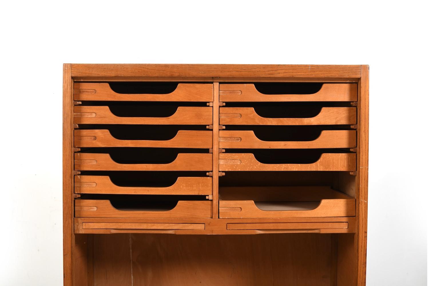 Hans J. Wegner Rollladenschrank mit Schubladen und Serviertischen im Inneren. Hergestellt aus Eiche und Schubladen aus Birkenholz. Prod. 1940er Jahre für das Rathaus von Aarhus durch Plan Møbler Dänemark. Rückseite mit Original Label von Plan