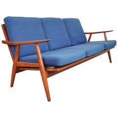 Canapé Hans Wegner en teck et laine bleue