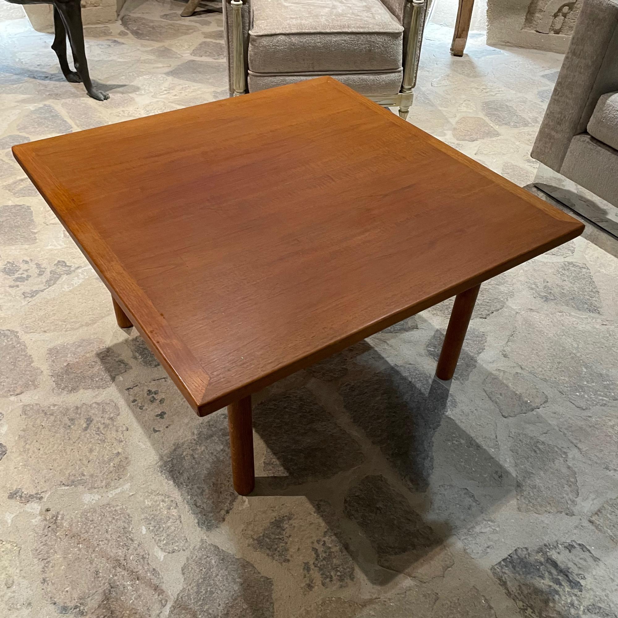 Coffee Table
1960s Danish Modern coffee table by HANS WEGNER features Teak Tabletop on Oak wood legs.
Legs can be removed for safe and easy shipping.
Unmarked
19 H x 33 .38x 33.38 inches
Restored with teak oil.
Original preowned vintage