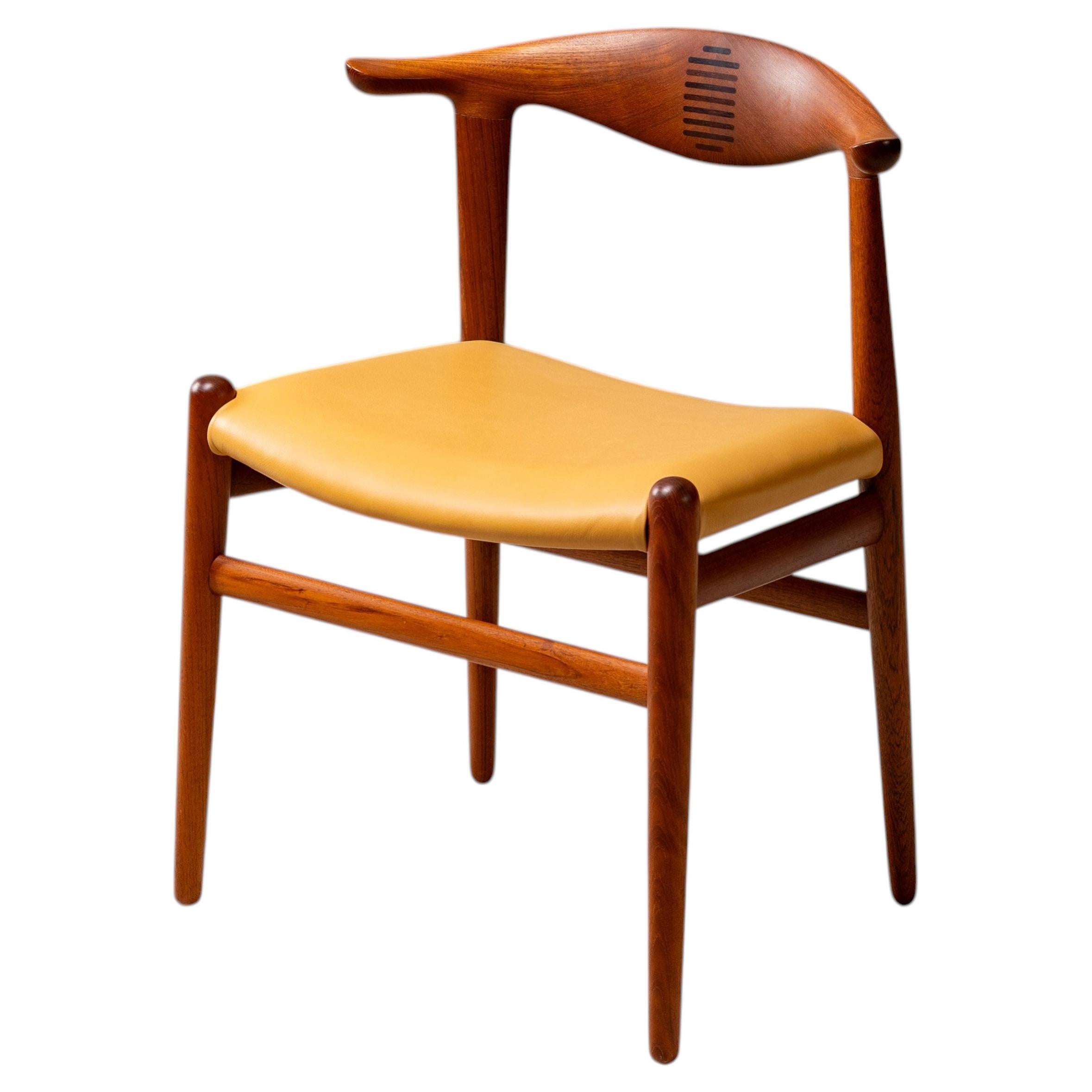 Hans Wegner Teakholz Kuh Horn Stuhl im Angebot