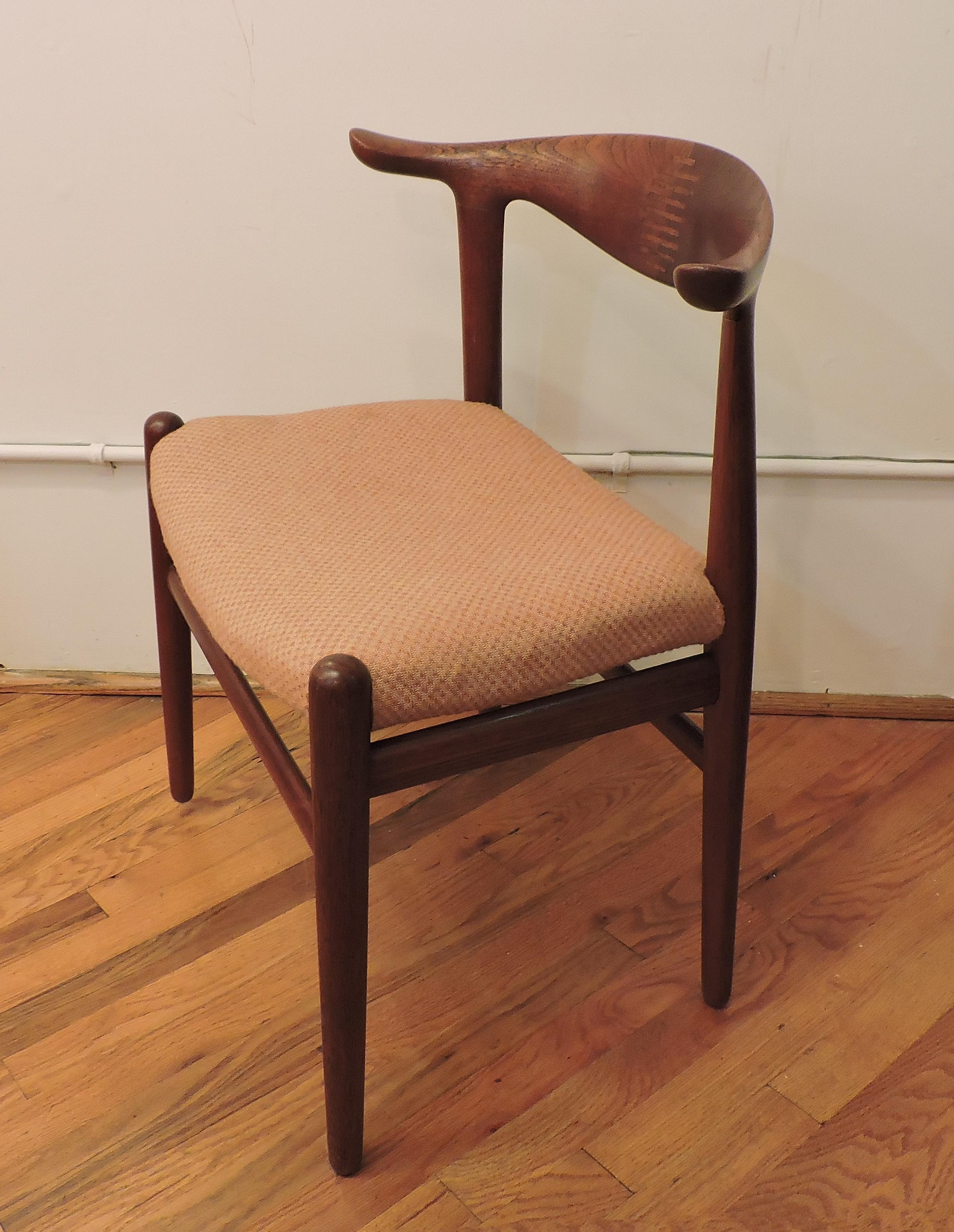 Kuhhornstuhl:: Modell JH 505:: entworfen von Hans Wegner und hergestellt in Dänemark von Johannes Hansen. Dieser skulpturale und kompakte Stuhl ist aus massivem Teakholz gefertigt und hat eine gepolsterte Sitzfläche.
