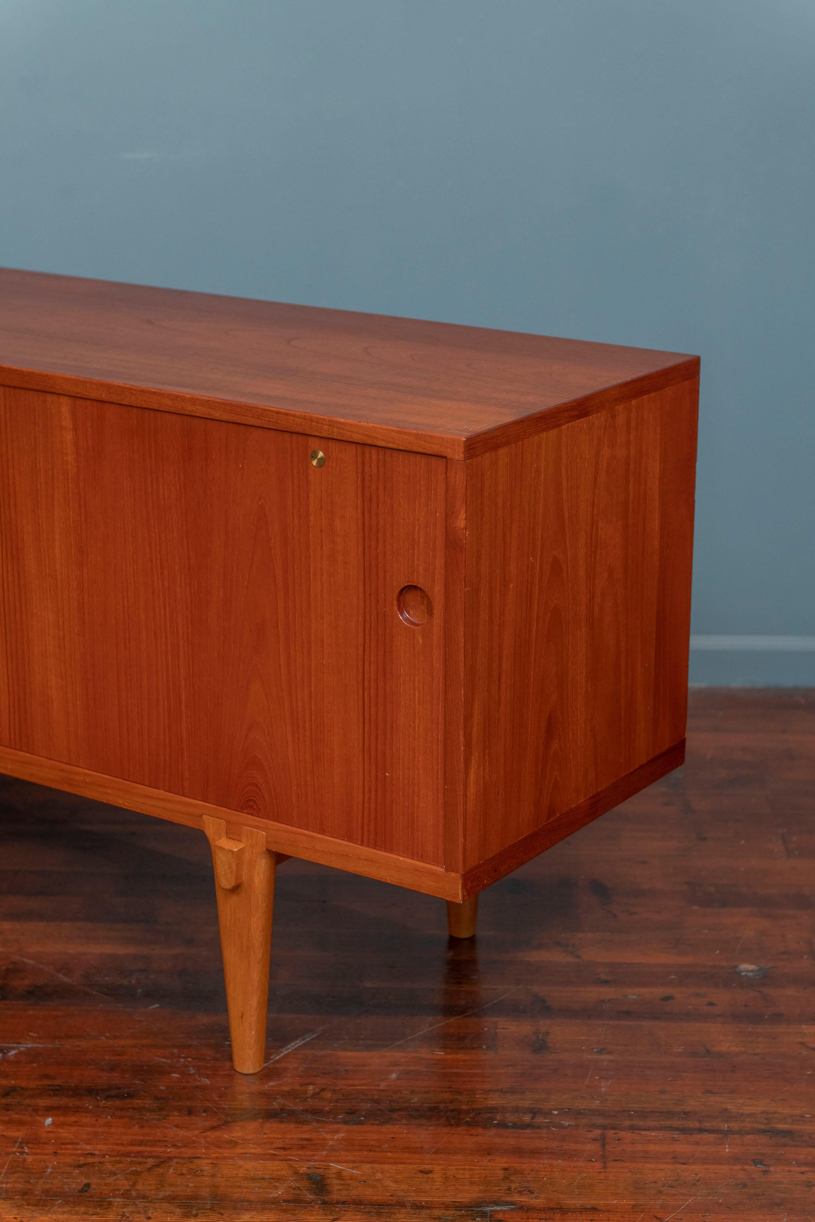 Credenza in teak Hans Wegner modello RY-26 per RY Mobler in vendita 2