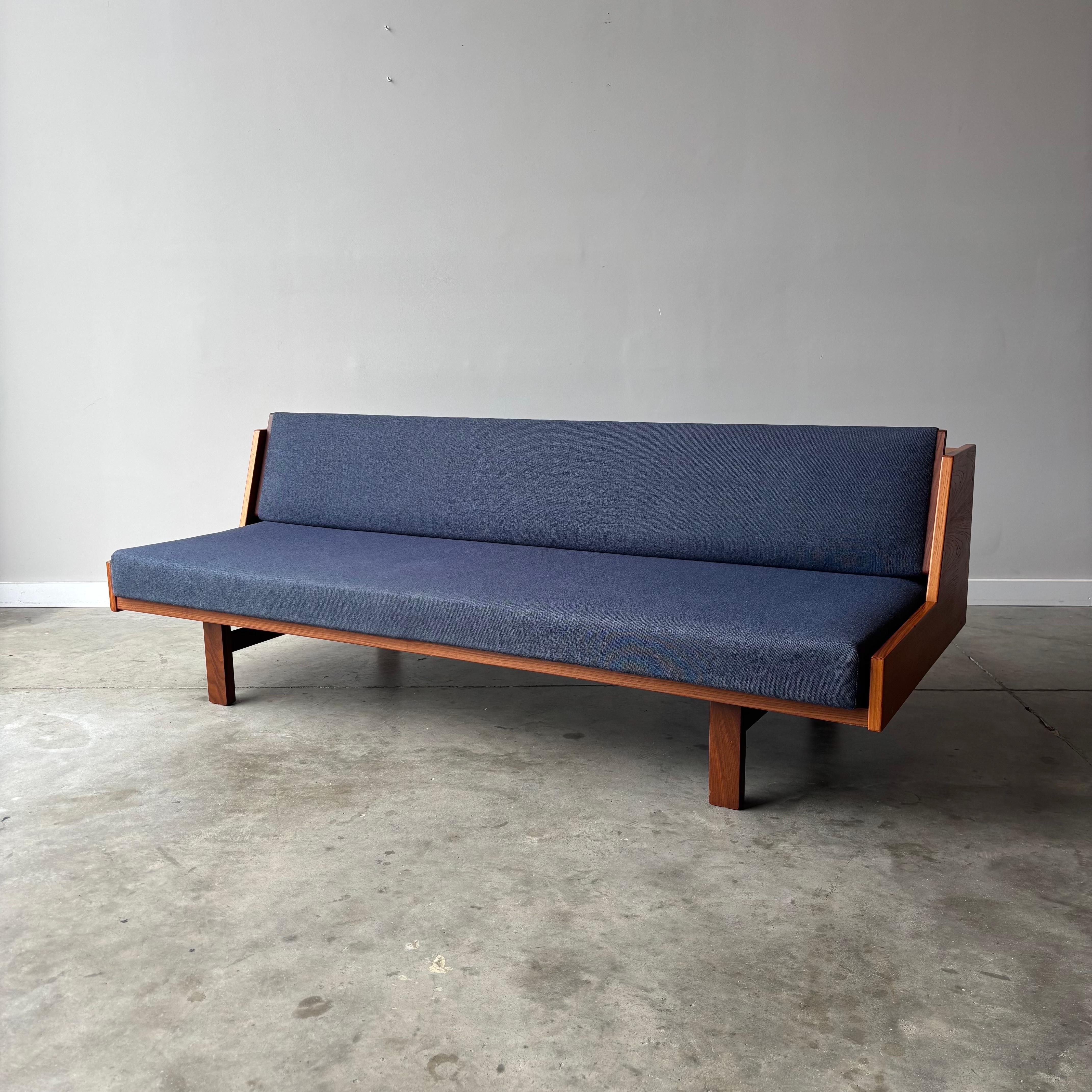 Lit de jour en teck Hans Wegner, par GETAMA en vente 7
