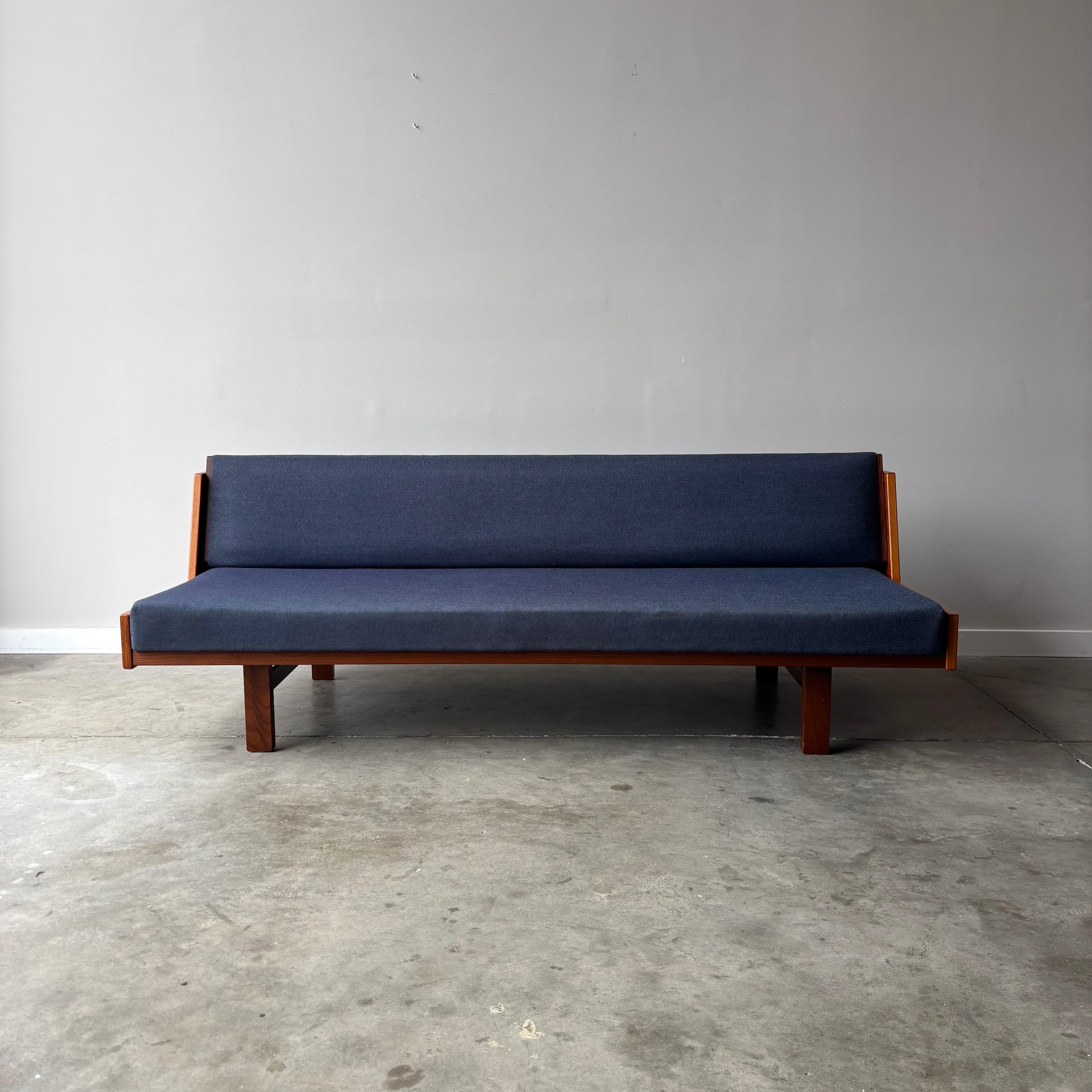 
Cet exceptionnel lit de jour GE258 représente l'un des designs les plus emblématiques et les plus recherchés de Hans Wegner, mettant en évidence la capacité inégalée du maître danois à allier beauté sculpturale et confort fonctionnel. Conçue à