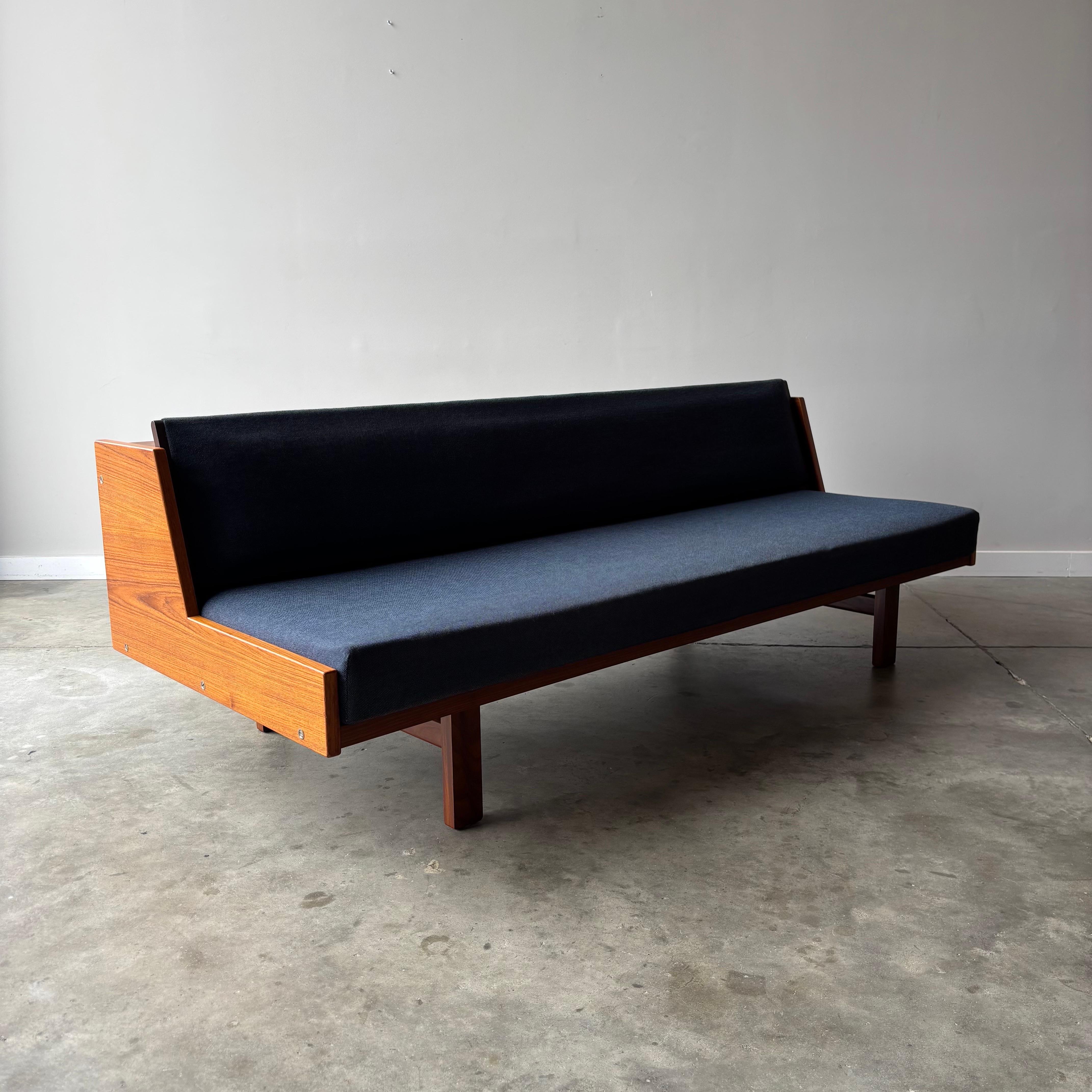Mid-Century Modern Lit de jour en teck Hans Wegner, par GETAMA en vente