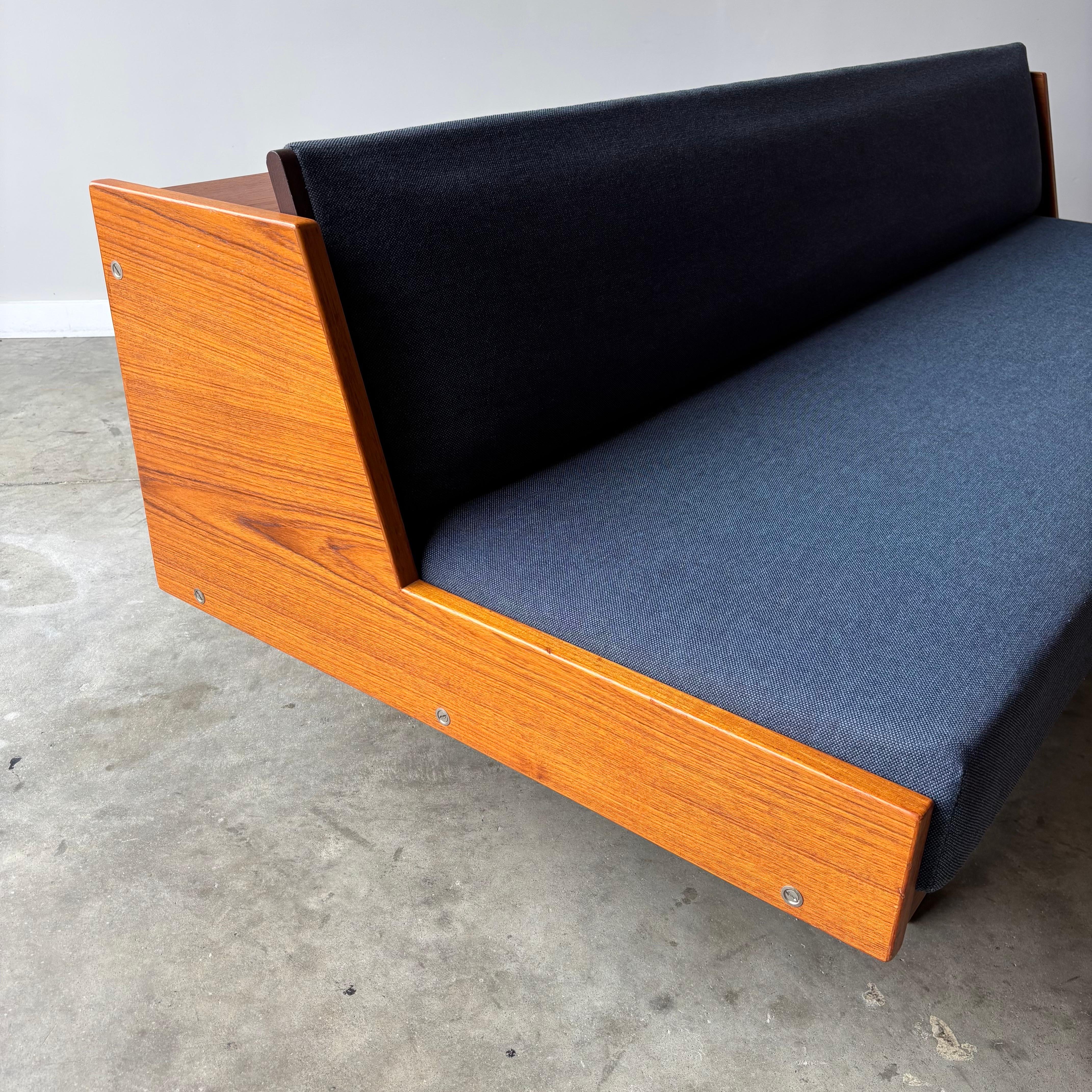 Lit de jour en teck Hans Wegner, par GETAMA Bon état - En vente à Raleigh, NC