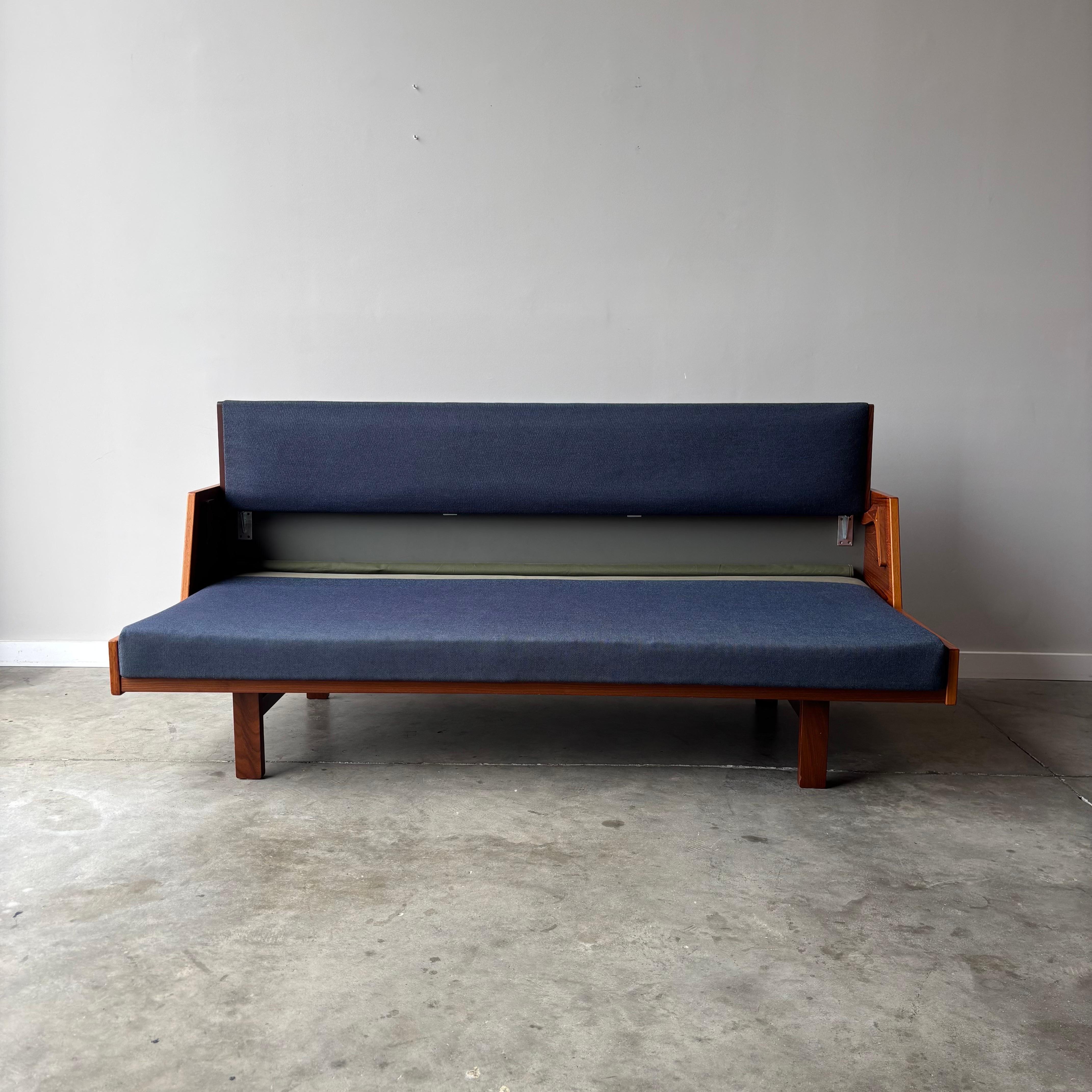 Tissu d'ameublement Lit de jour en teck Hans Wegner, par GETAMA en vente